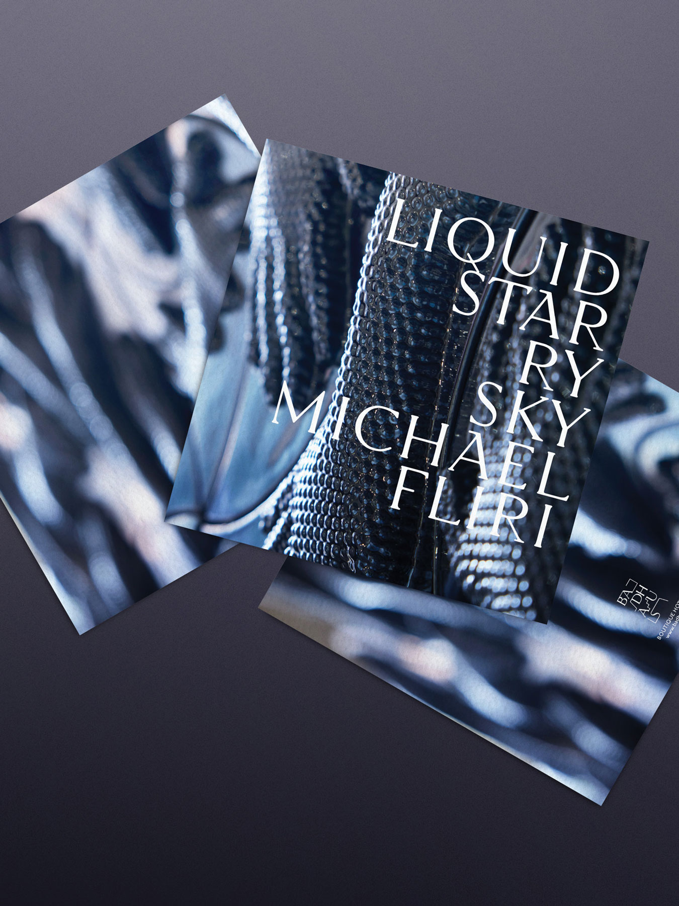 Nahaufnahme einer blau getönten Textur mit weißer Schrift 'Liquid Starry Sky' auf Papier.