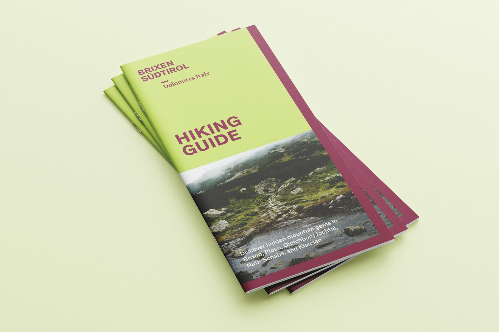 Faltprospekt mit Aufschrift 'Brixen Südtirol Hiking Guide', Landschaftsfoto.