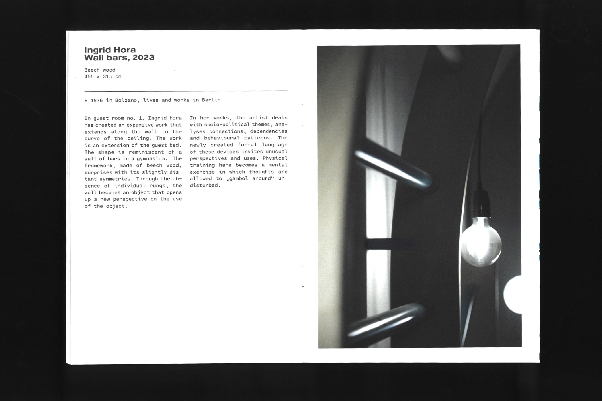 Textseite über Ingrid Horas Werk 'Wall bars, 2023' und Bild der Installation mit Glühbirne.