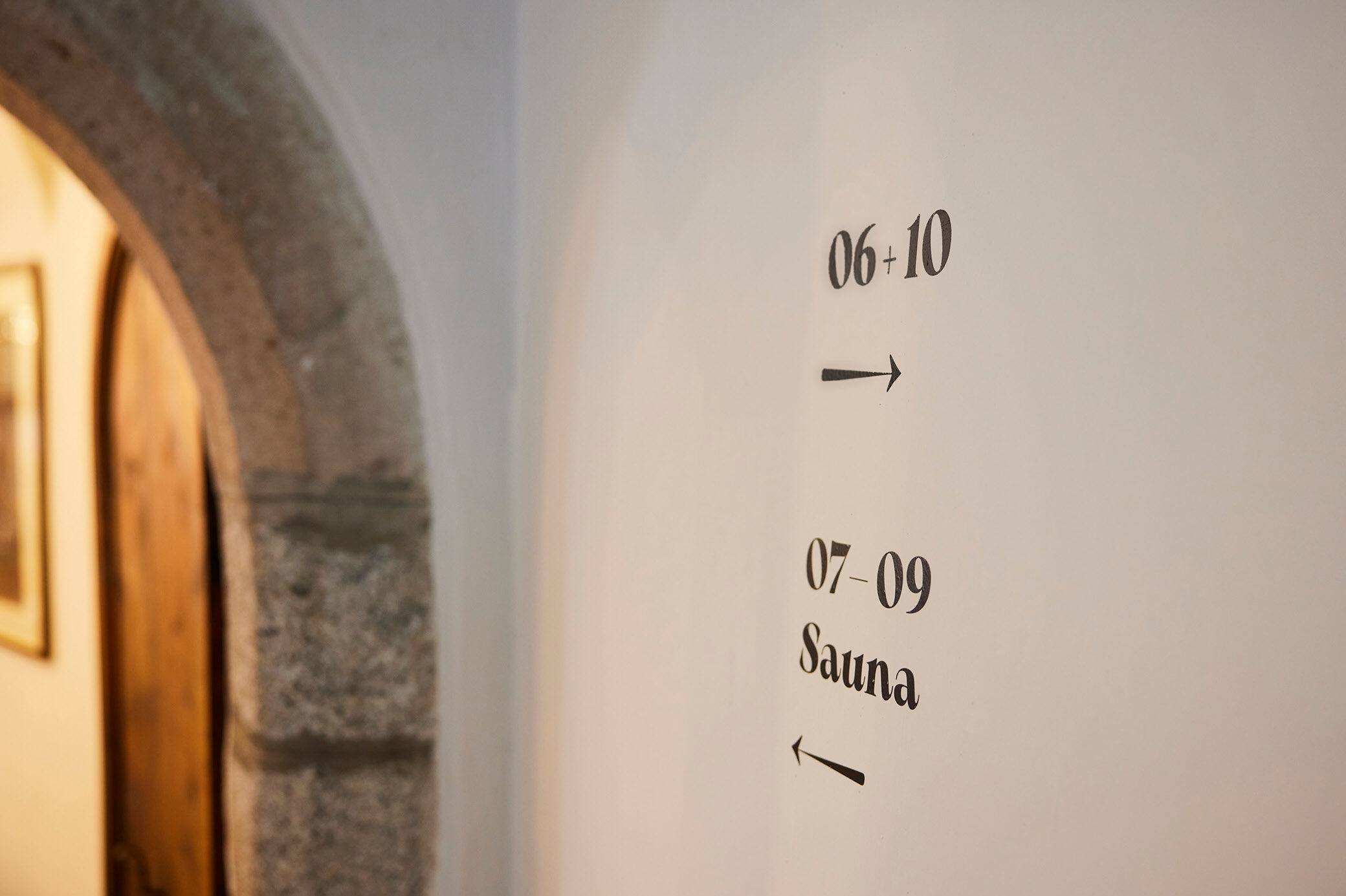 Bogenstein, Wand mit Beschilderung zu Zimmern 06-10 und Sauna 07-09