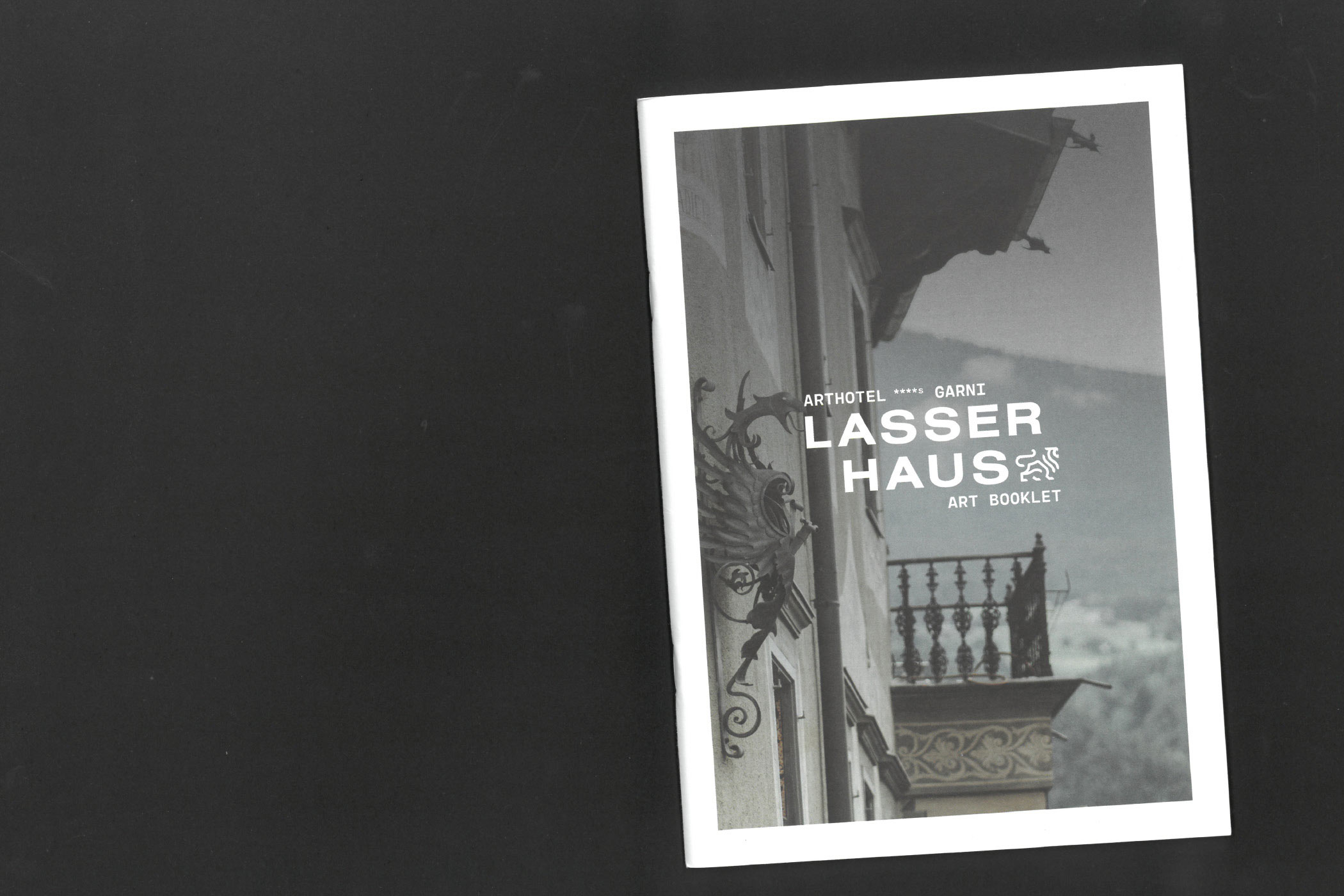 Art Booklet des Arthotels Lasserhaus vor dunklem Hintergrund