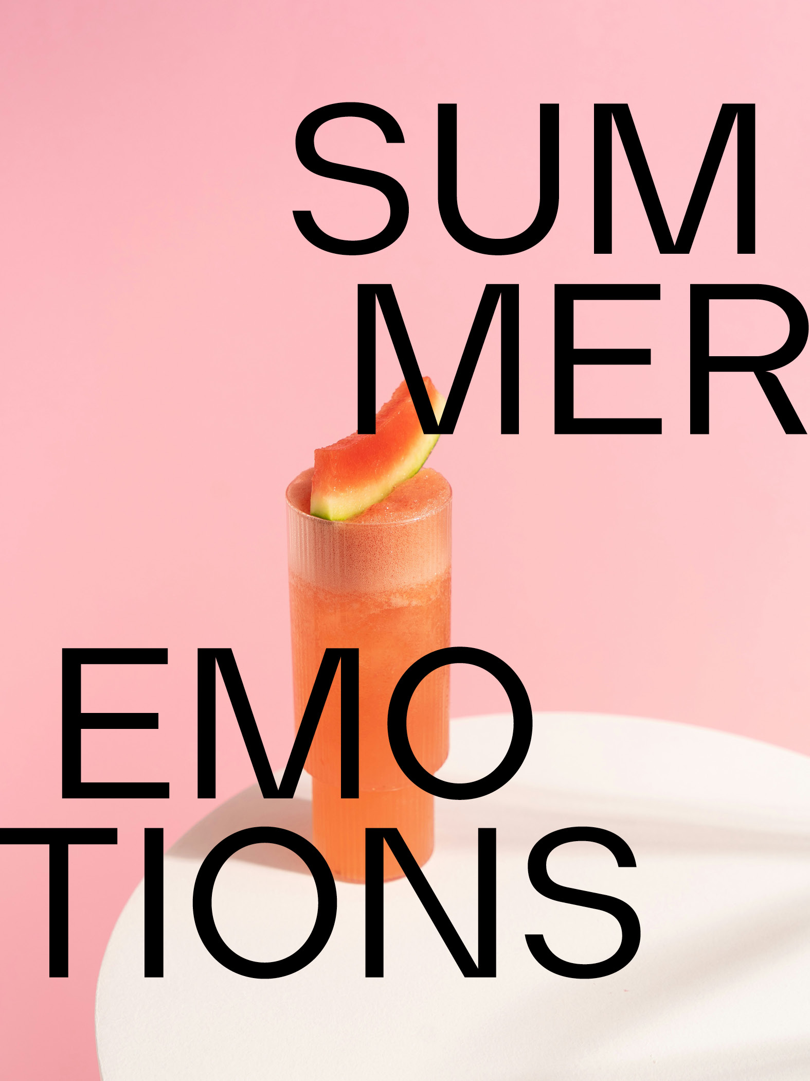 Wassermelonencocktail vor rosa Hintergrund, Text Summer Emotions