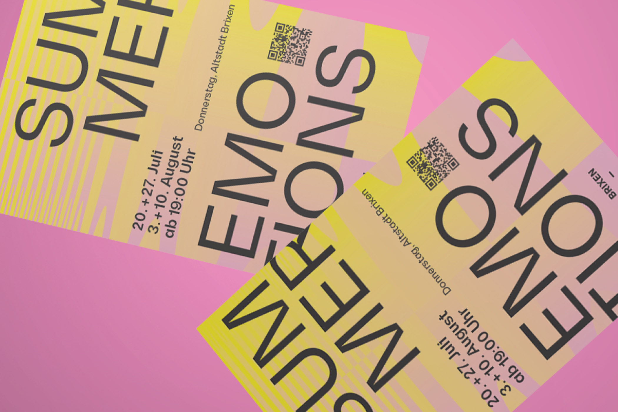 Bunte Sommer-Event-Plakate mit QR-Codes und Terminen, auf rosa Hintergrund.