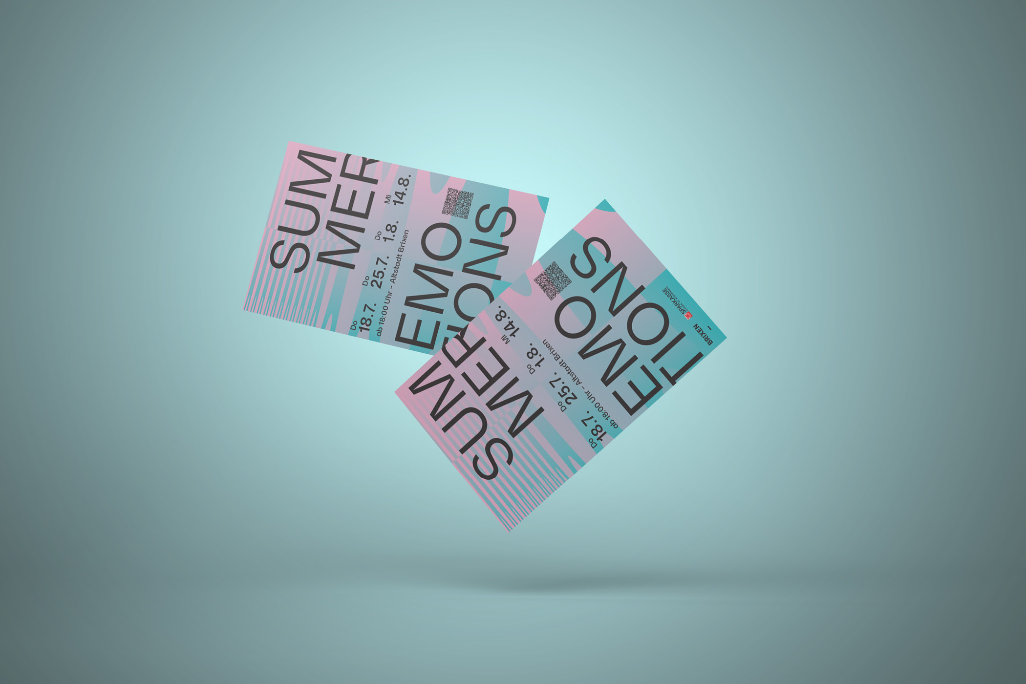 Zwei bunte, schwebende Flyer mit Text Summer Emotions auf blauem Hintergrund