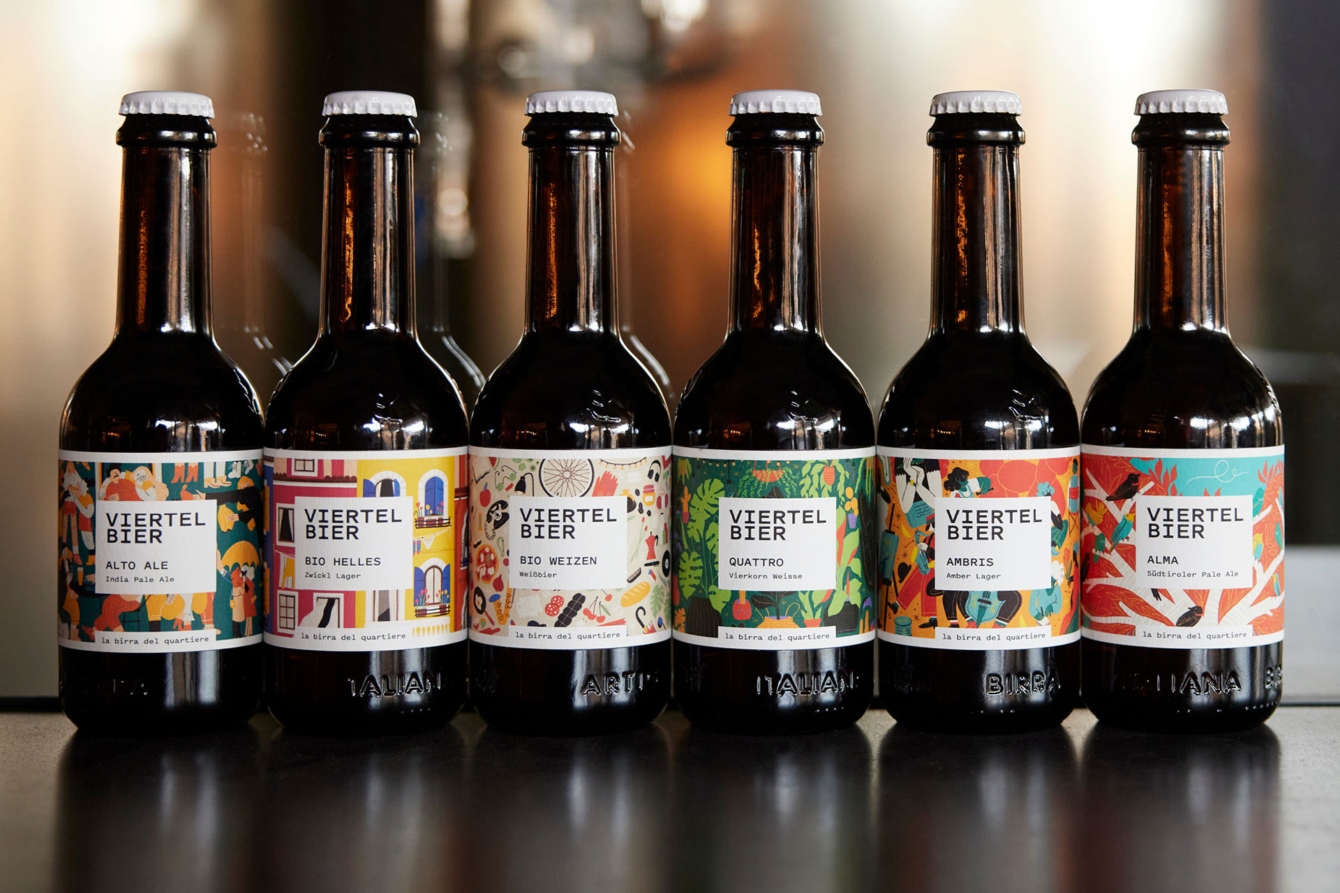 Verschiedene Viertel Bierflaschen mit bunten Etiketten in Reihe aufgestellt.