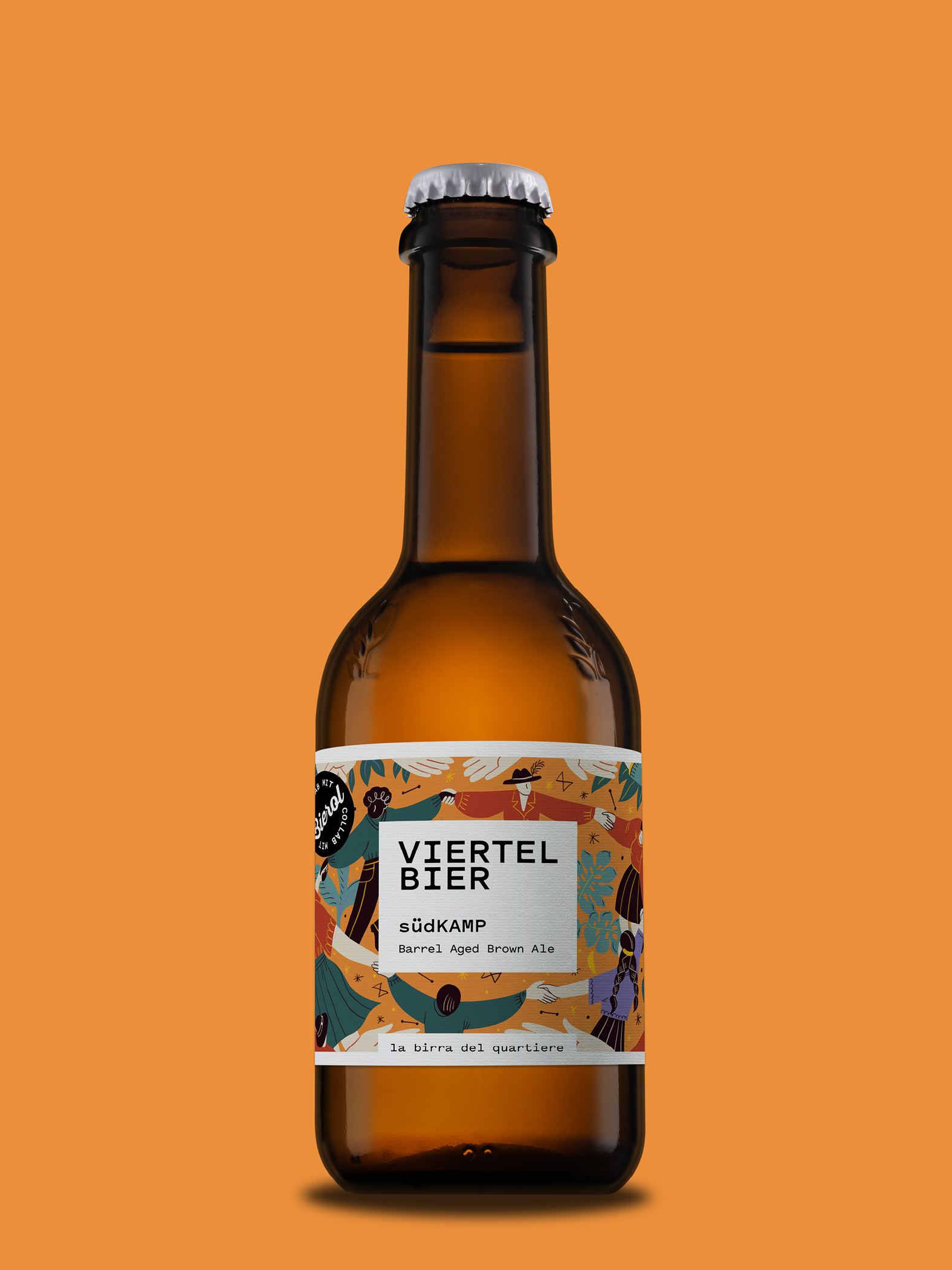 Braune Bierflasche mit kreativem Etikett, orangefarbener Hintergrund.