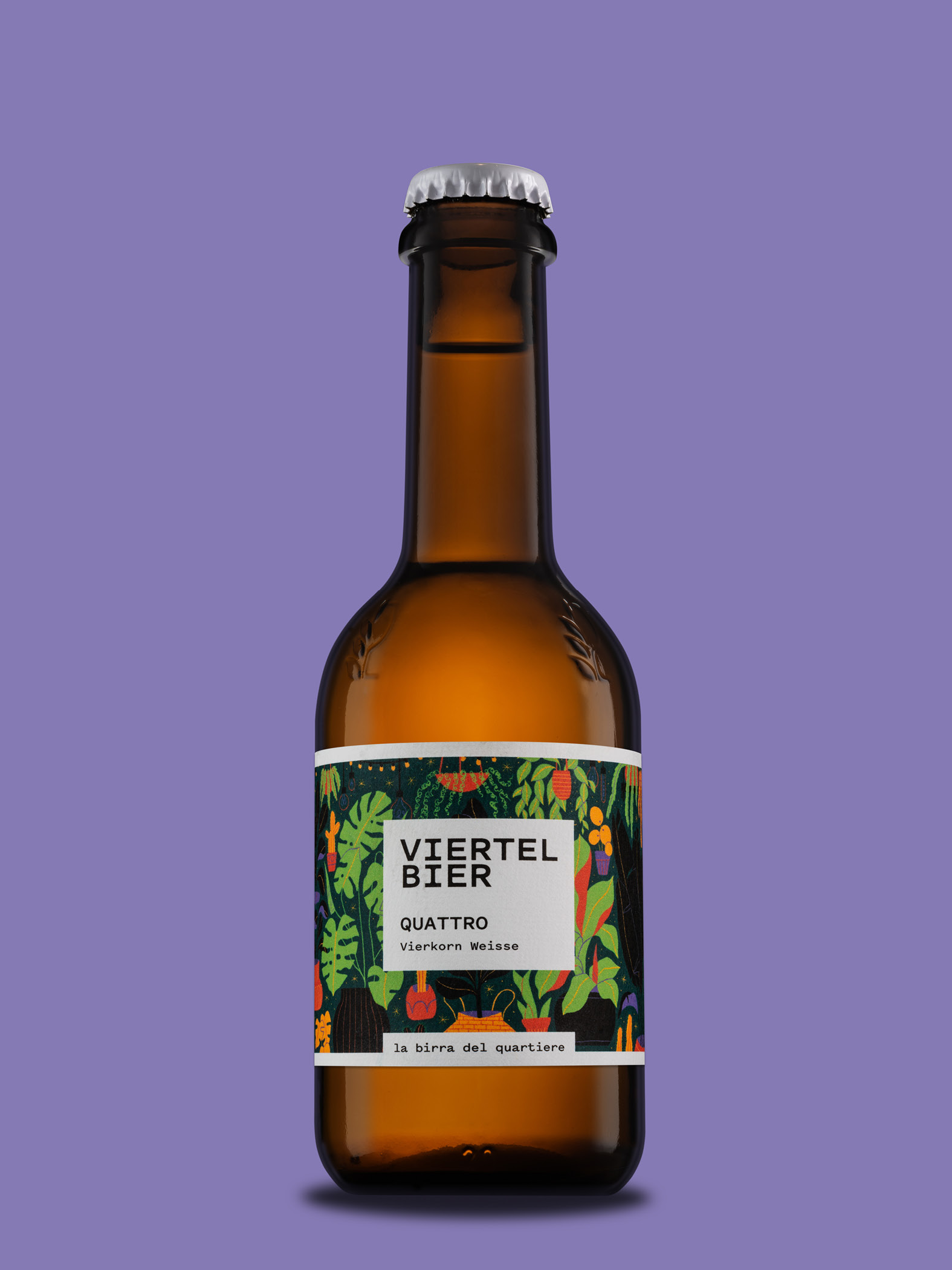 Viertel Bier Flasche mit buntem Etikett vor lilafarbenem Hintergrund