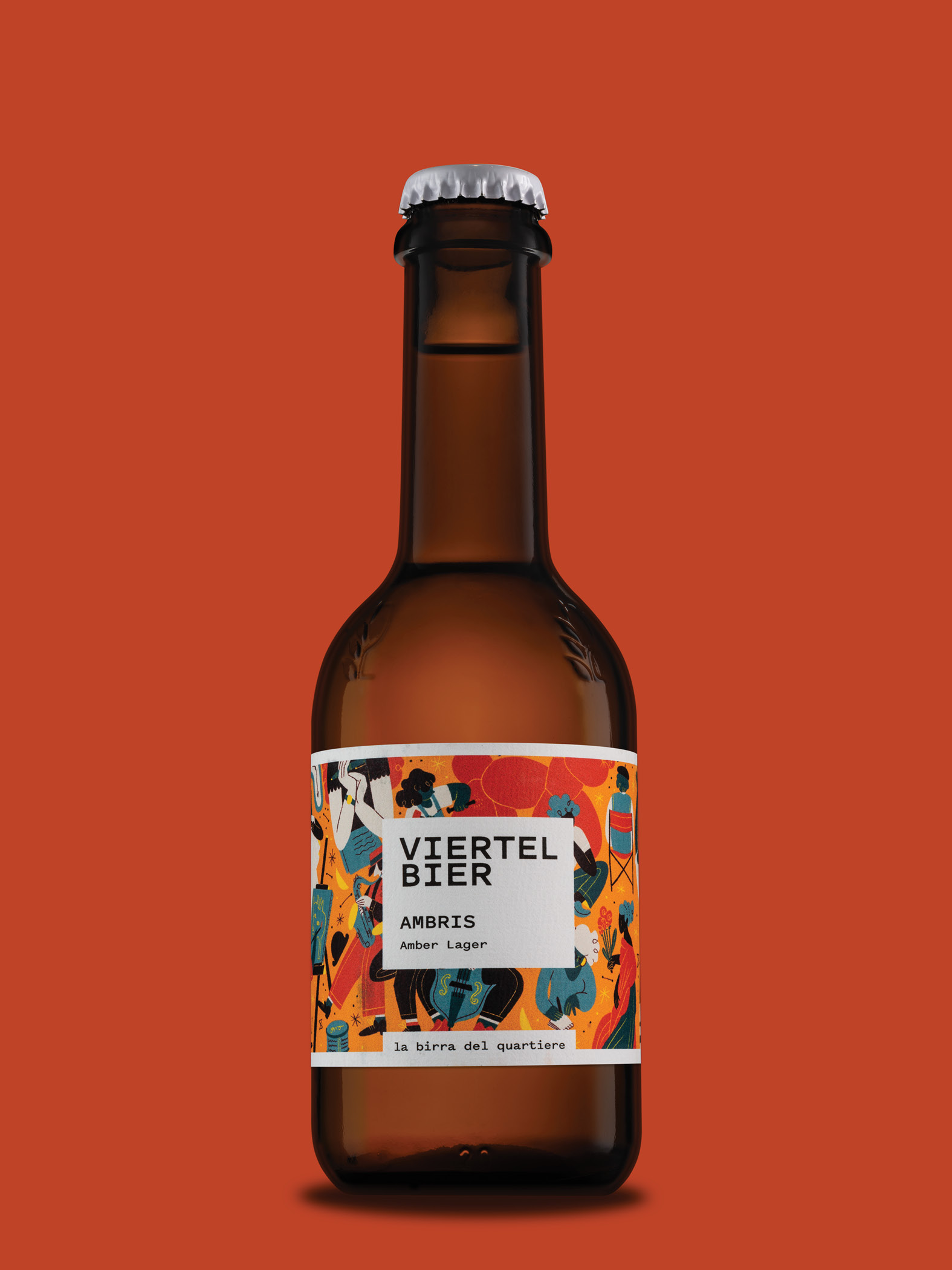Flasche mit kreativem Bieretikett auf orangenem Hintergrund