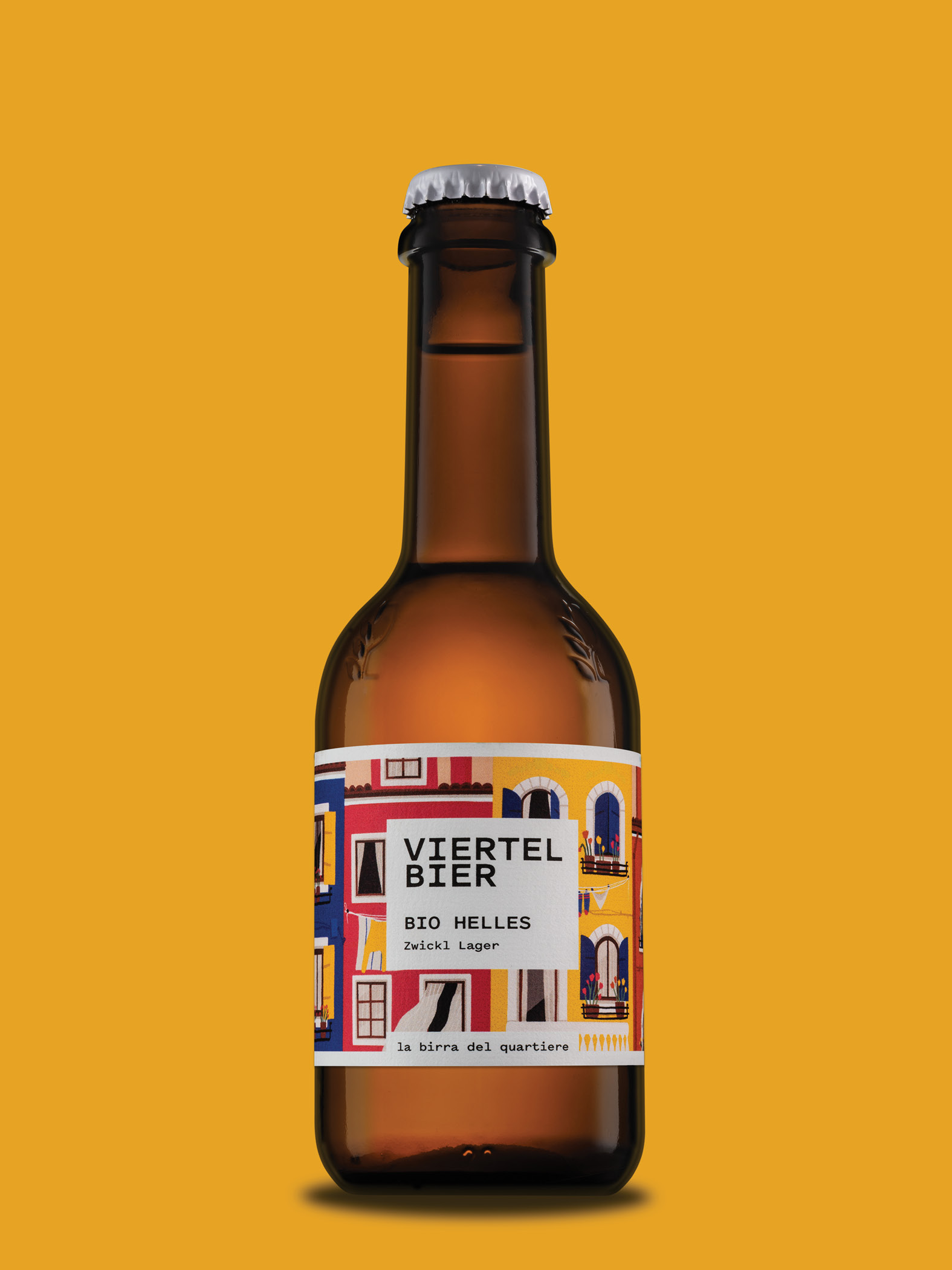 Bierflasche mit farbig gestalteten Etiketten auf gelbem Hintergrund