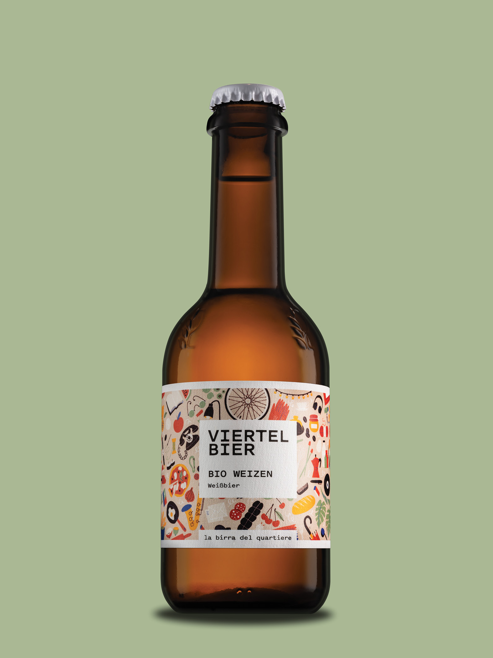 Viertel Bier Flasche mit buntem Etikett auf grünem Hintergrund.