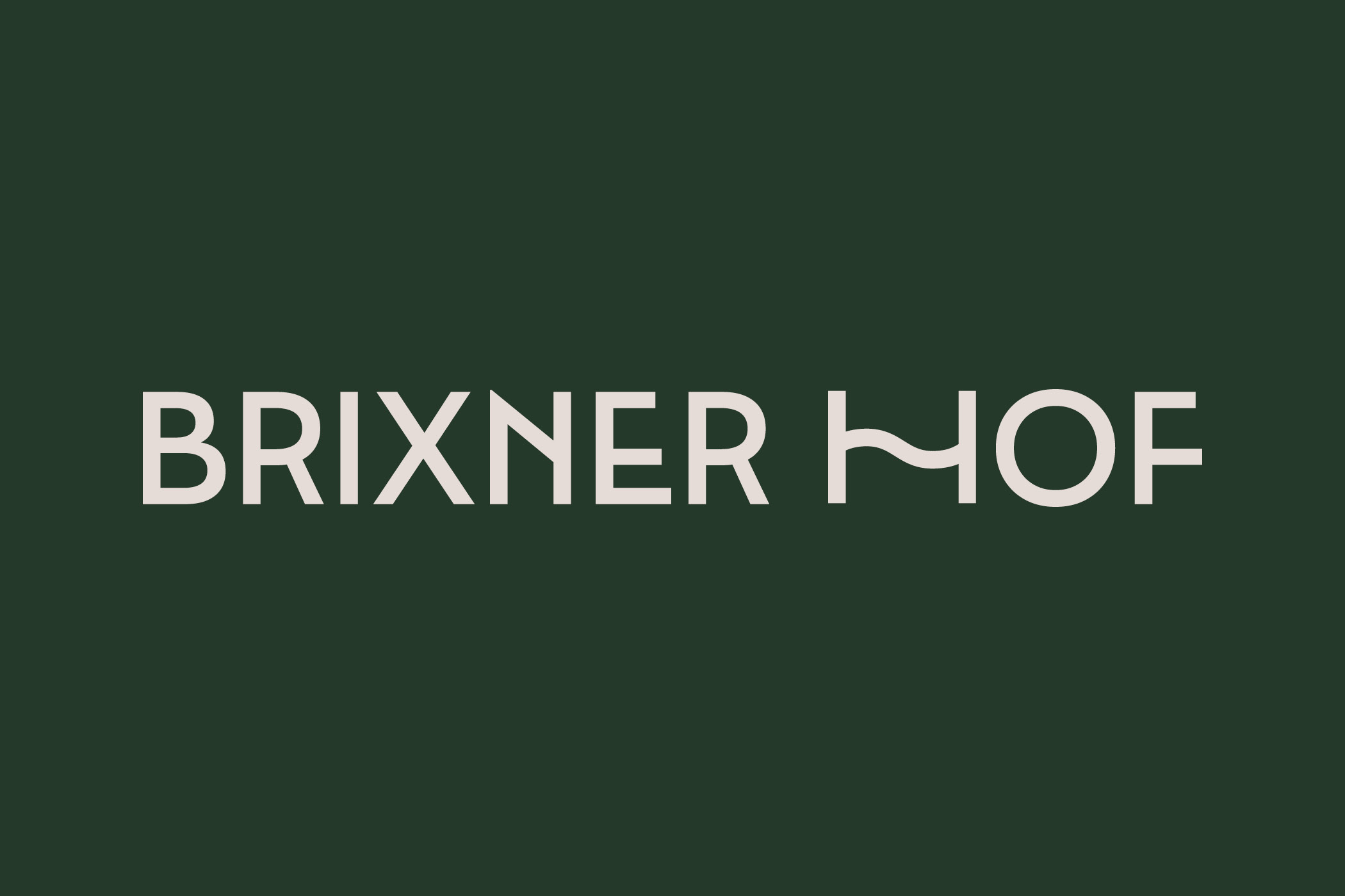 Logo Brixner Hof auf dunkelgrünem Hintergrund