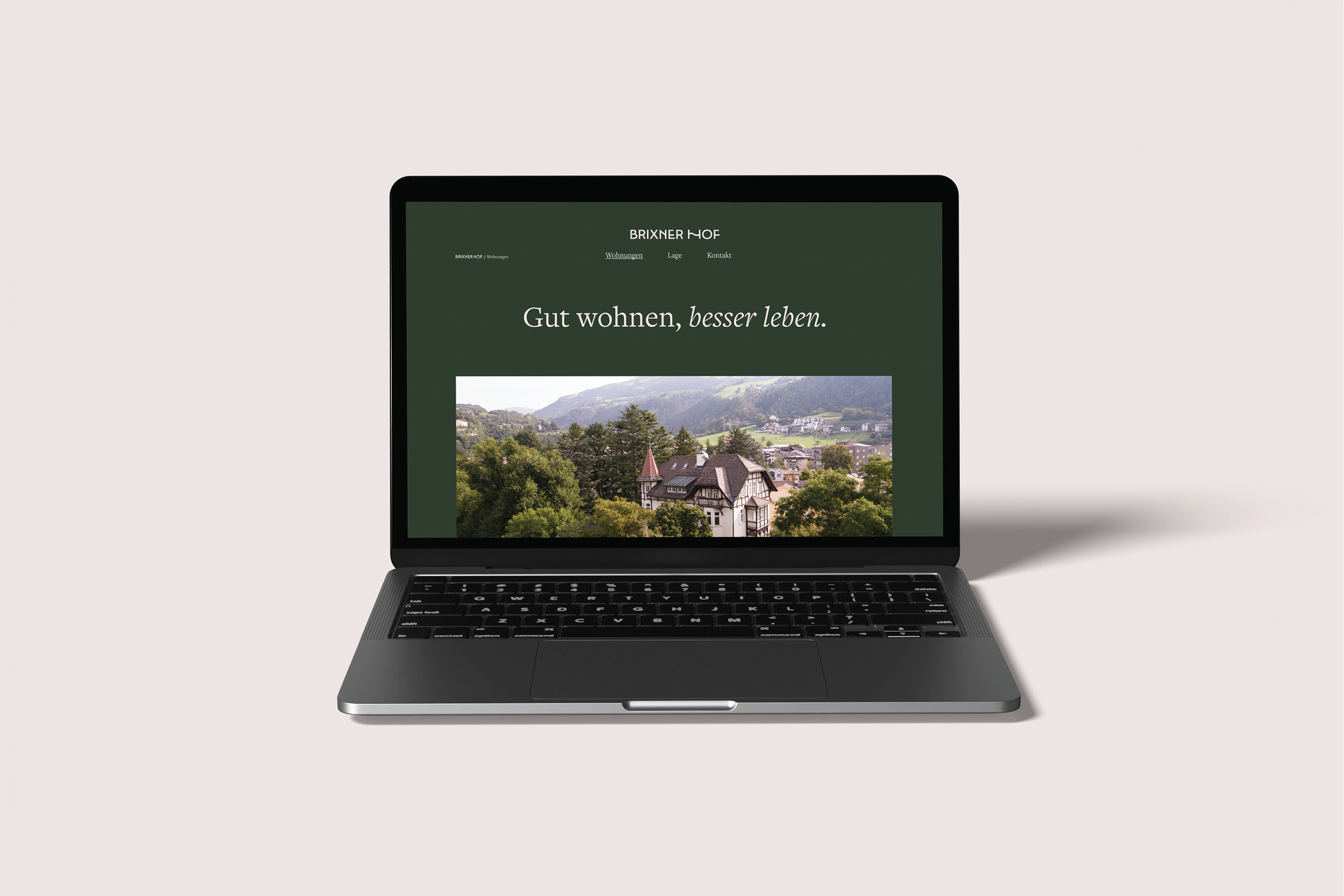 Laptop zeigt Brixner Hof-Website mit Landschaftsansicht