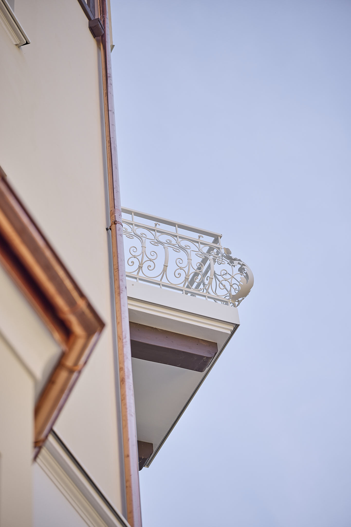 Detailansicht eines Balkons mit kunstvoller Metallverzierung