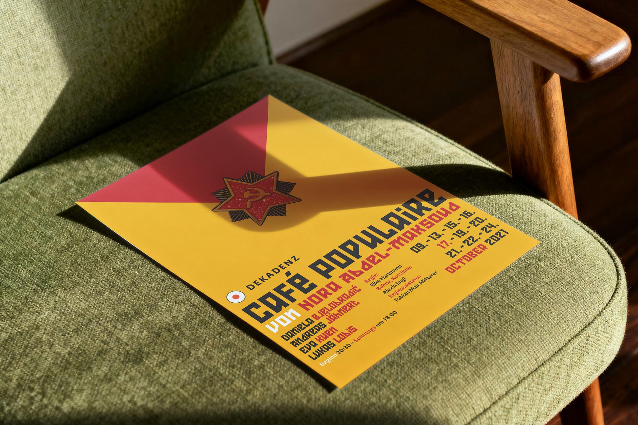 Plakat auf grünem Stuhl mit sowjetischem Symbol und Text.
