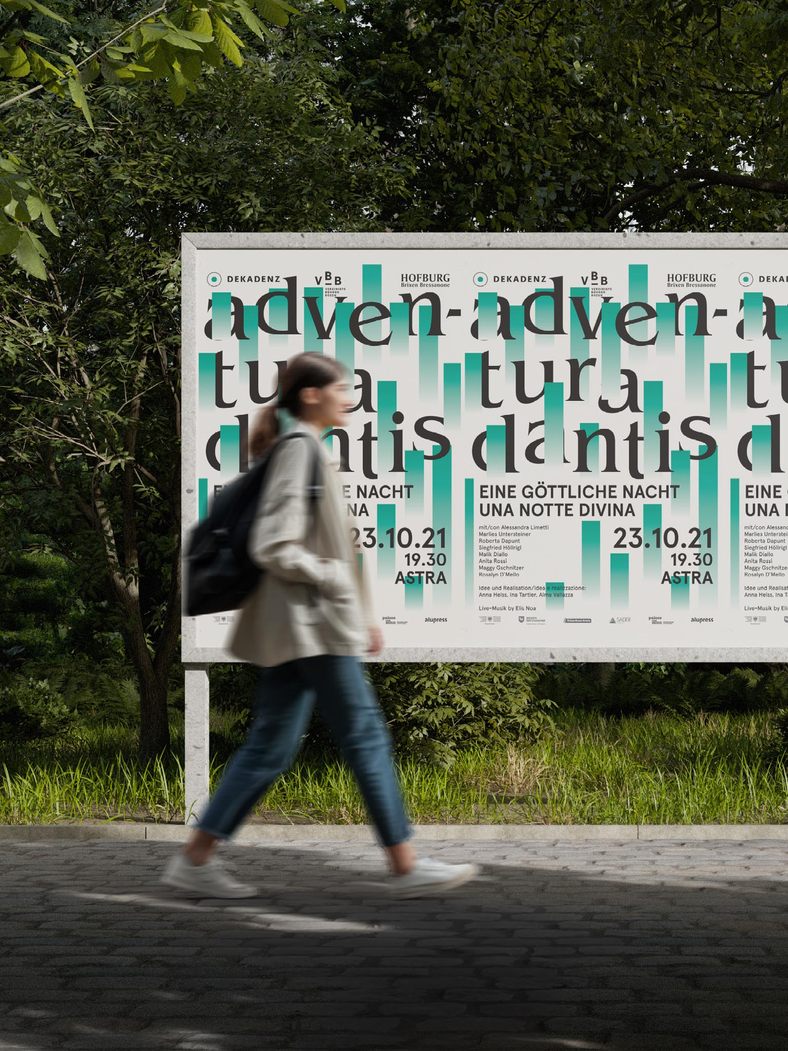 Person geht an Plakat mit Veranstaltungshinweis im Park vorbei.