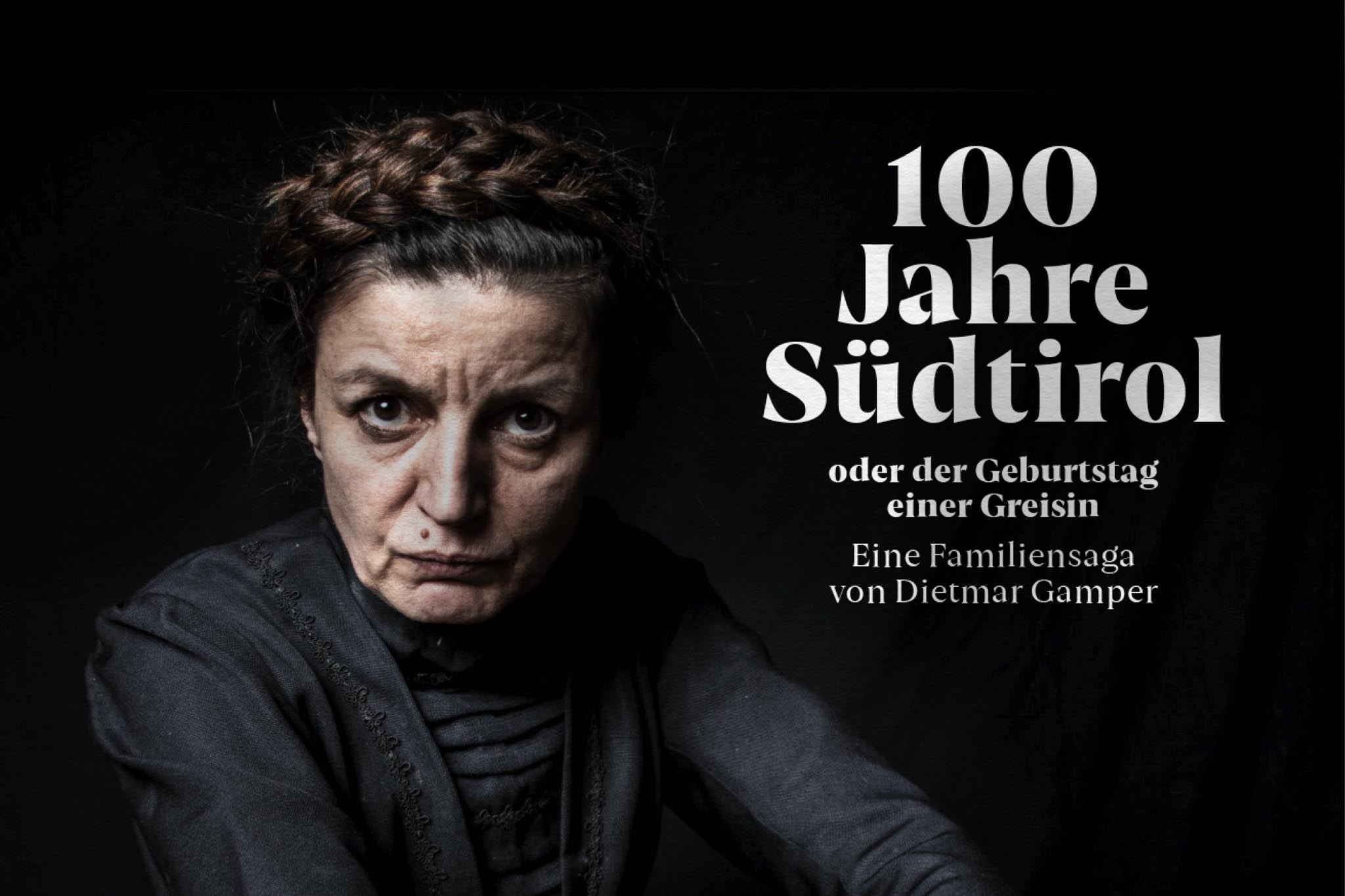 Porträt einer Frau vor dunklem Hintergrund mit Text: 100 Jahre Südtirol.