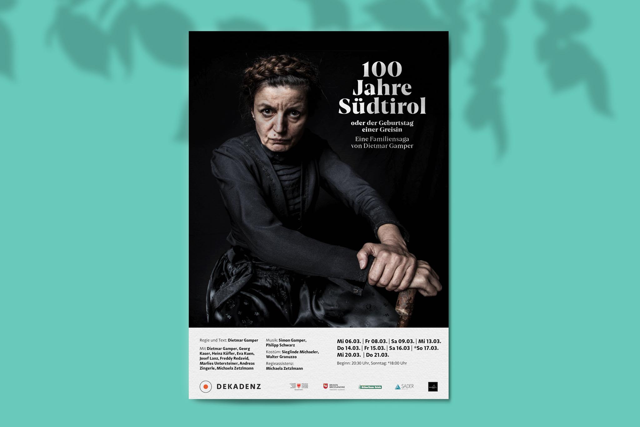 Theaterplakat mit ernster Frau und Titel 100 Jahre Südtirol.
