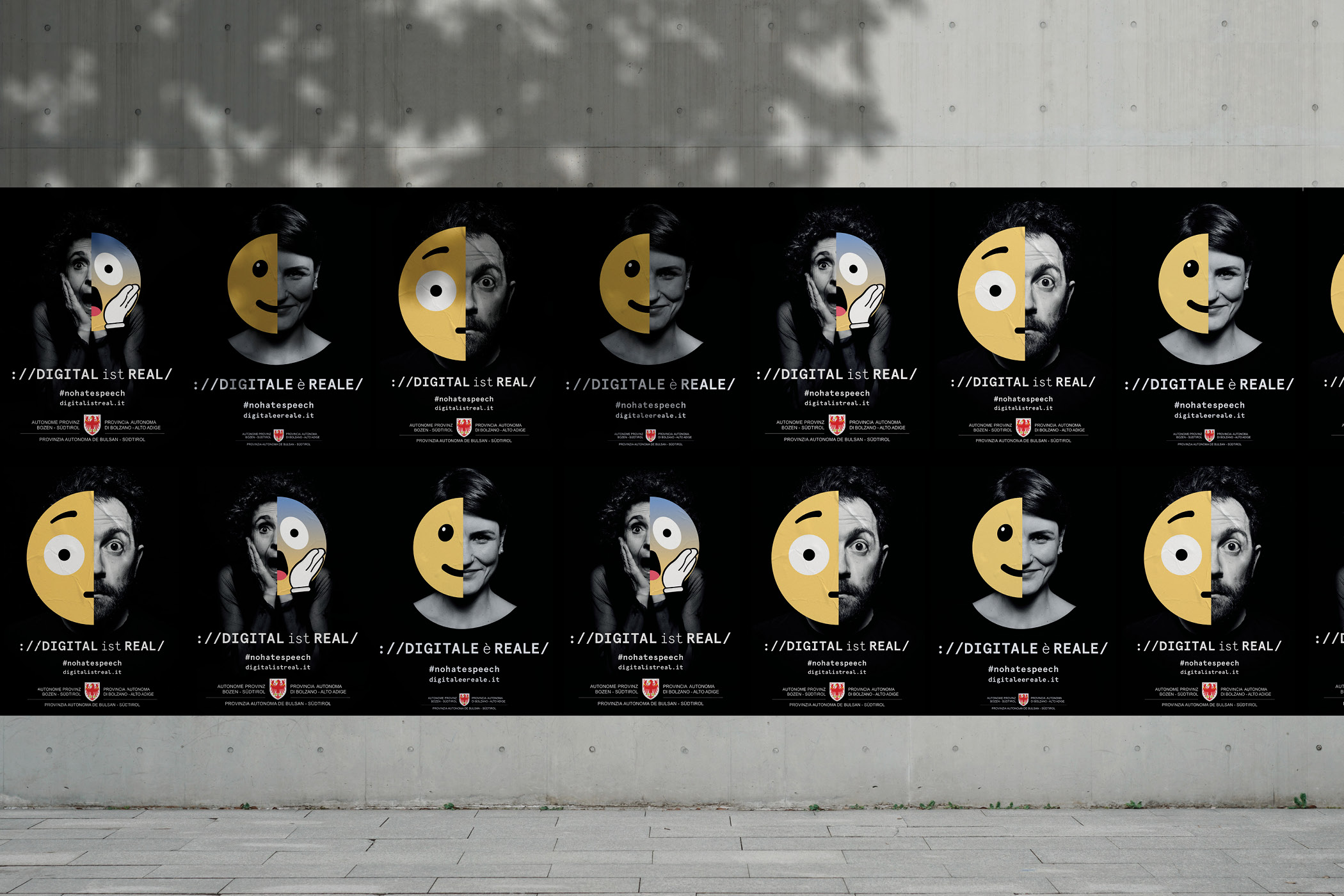 Werbeplakate mit Emoticon und Text DIGITAL ist REAL auf Betonwand.