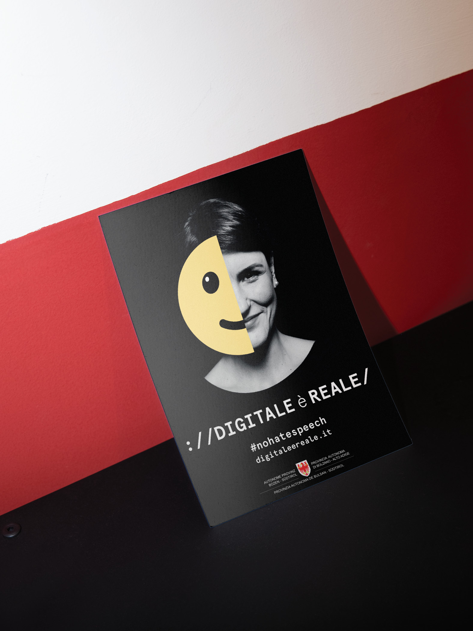 Plakat mit Emoticon und Gesicht, Text 'Digitale è reale', #nohatespeech