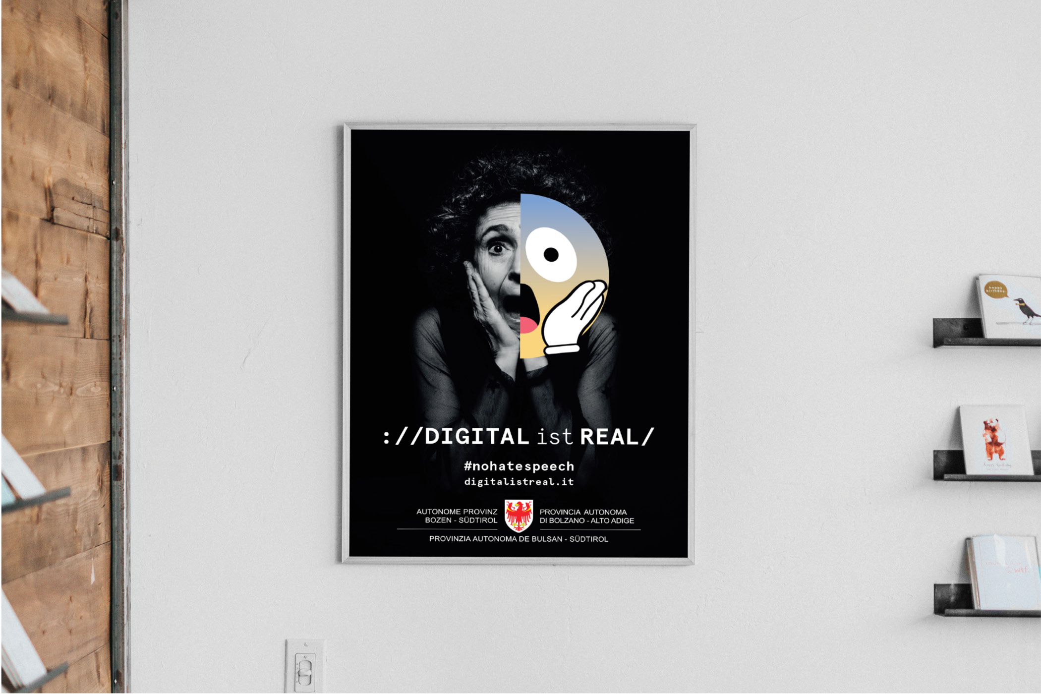 Poster mit Text 'DIGITAL ist REAL', #nohatespeech, Grafik von schockiertem Gesicht.