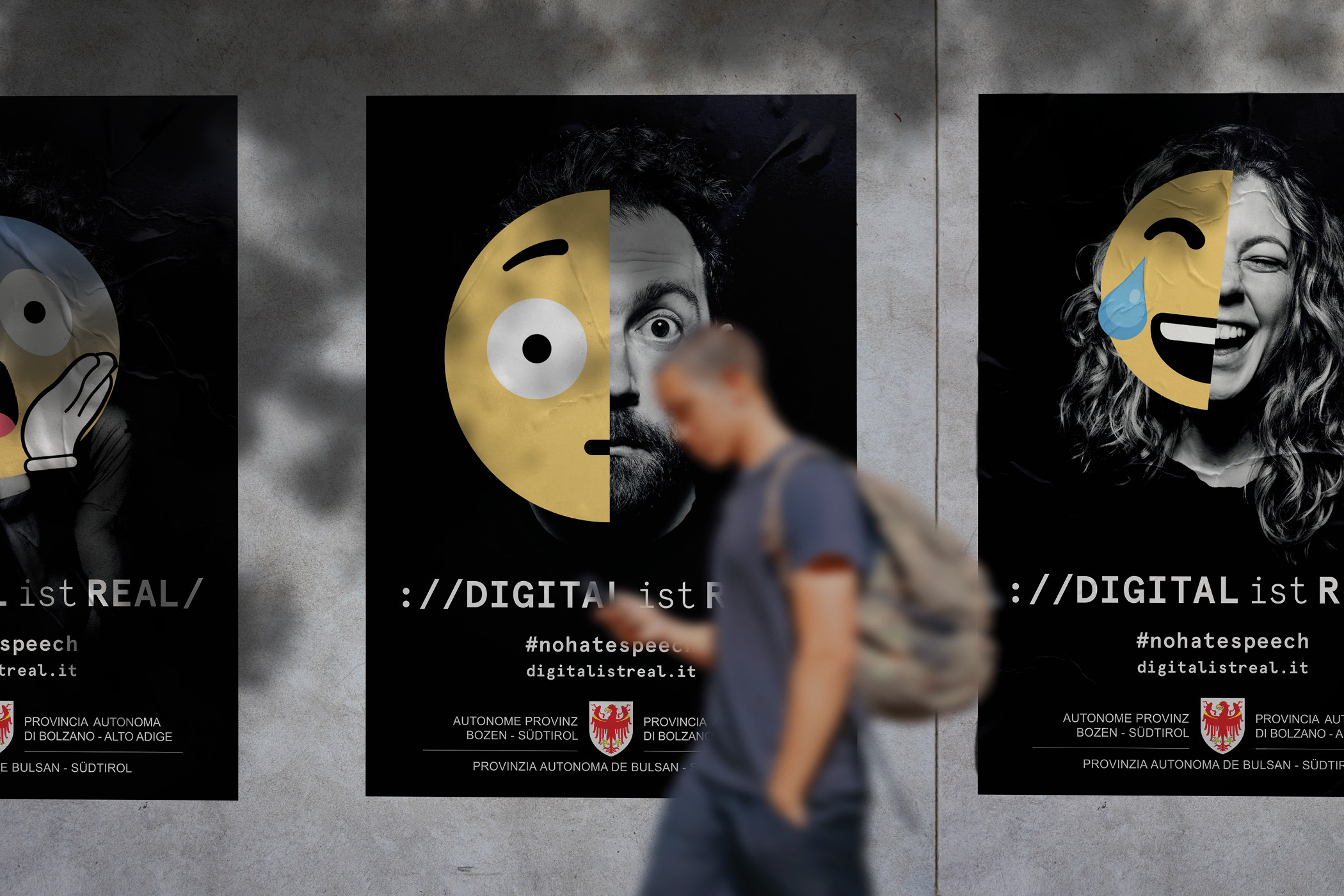 Wandplakat mit Emoji und realem Gesicht, Text: Digital ist real