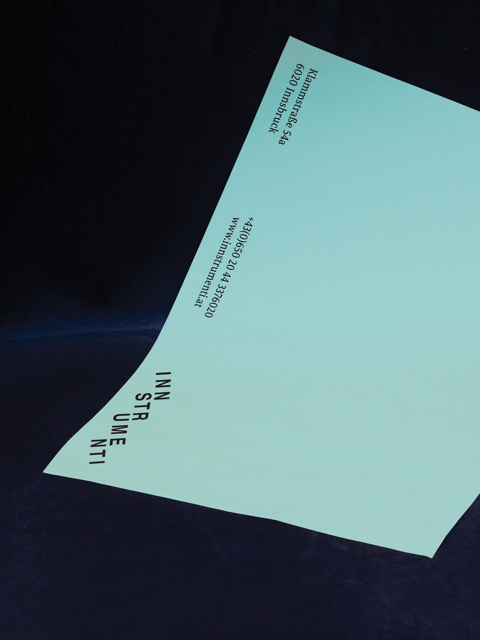 Papier mit Text Innstrumenti und Adresse auf dunklem Hintergrund