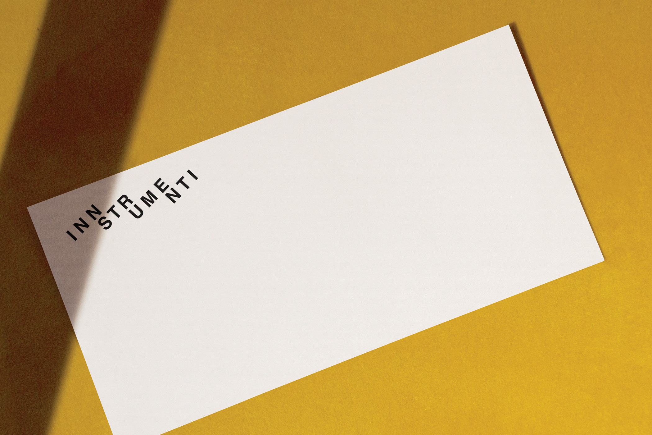 Weißes Papier mit Text 'INNSTRUMENTI' auf gelbem Untergrund