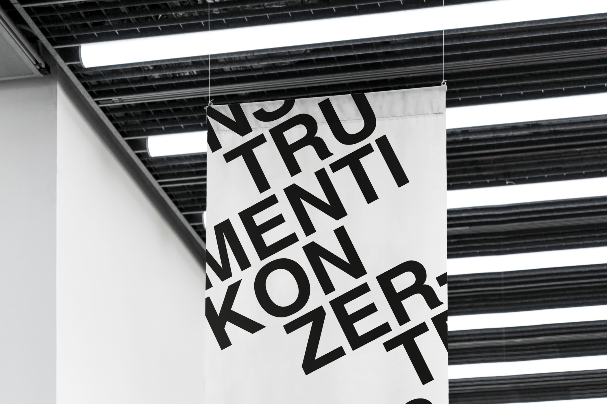 Hängendes Banner mit großem Text 'INSTRUMENTI KONZERT'.