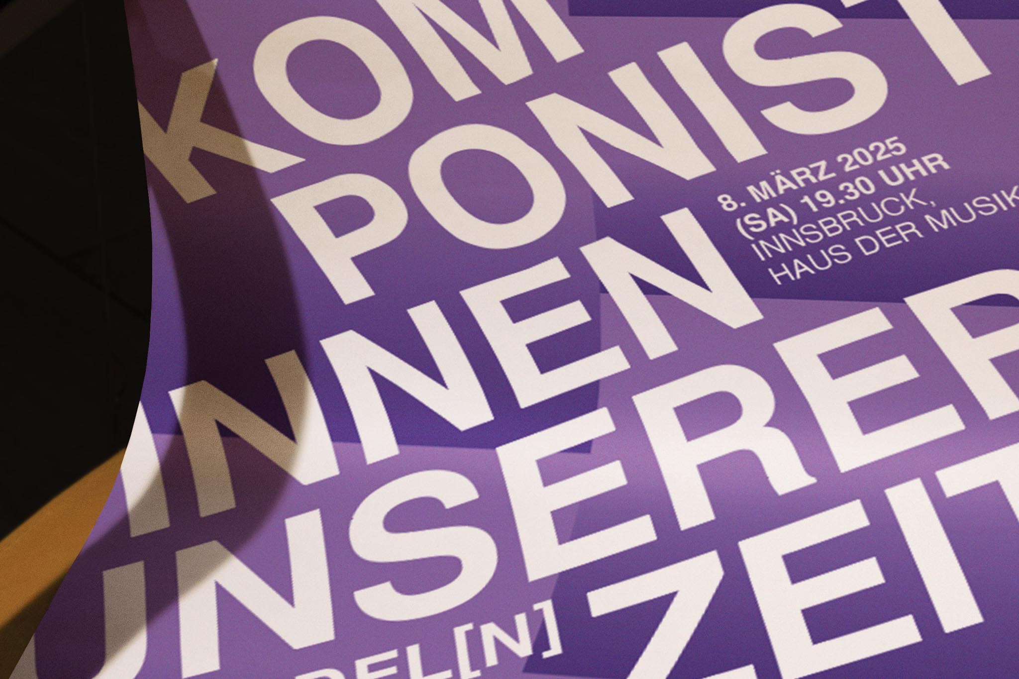 Plakat mit Konzertdetails, violetter Hintergrund, weiße Schrift.