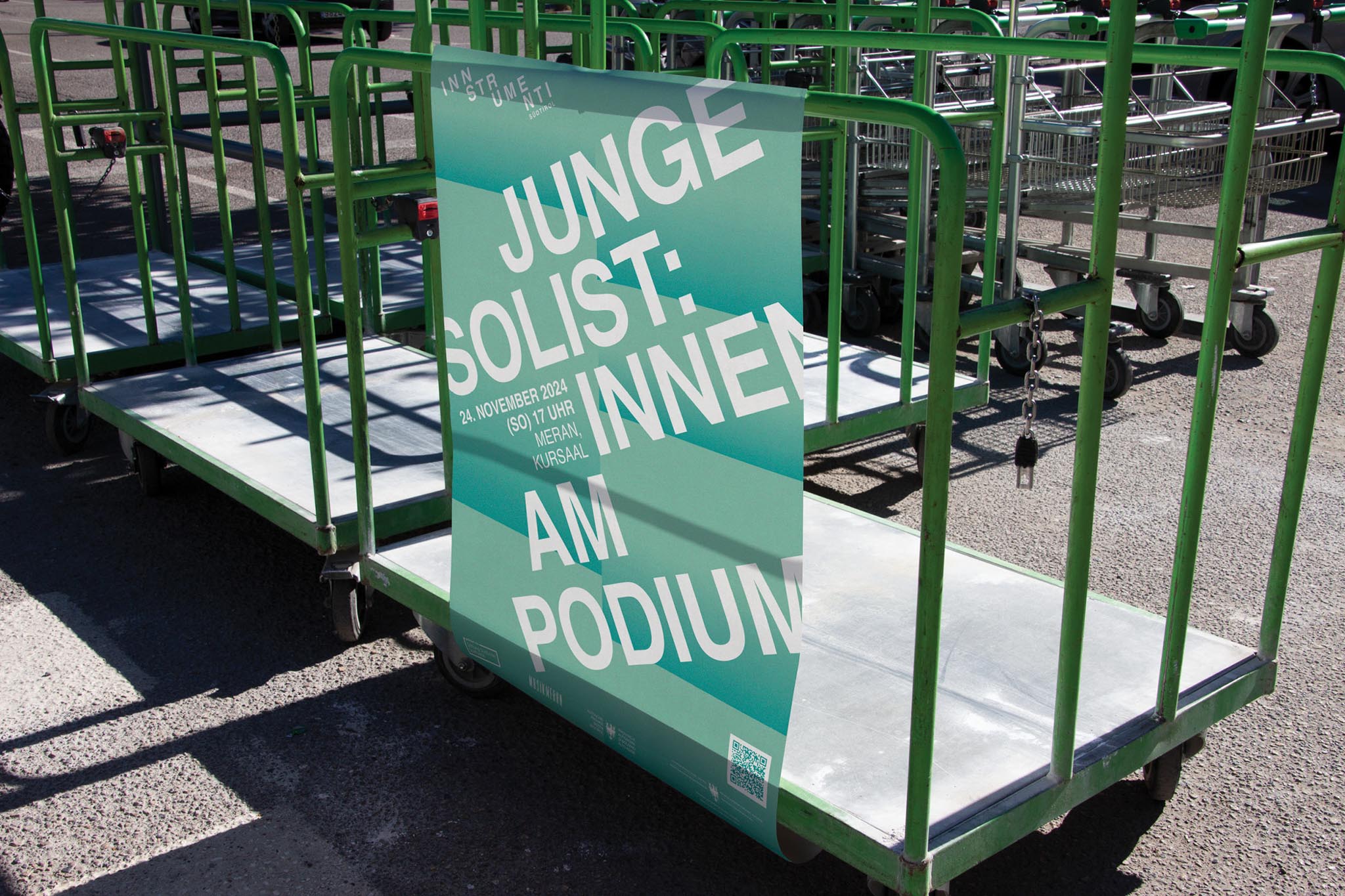 Plakat Junge Solist:innen am Podium auf Rollwagen befestigt