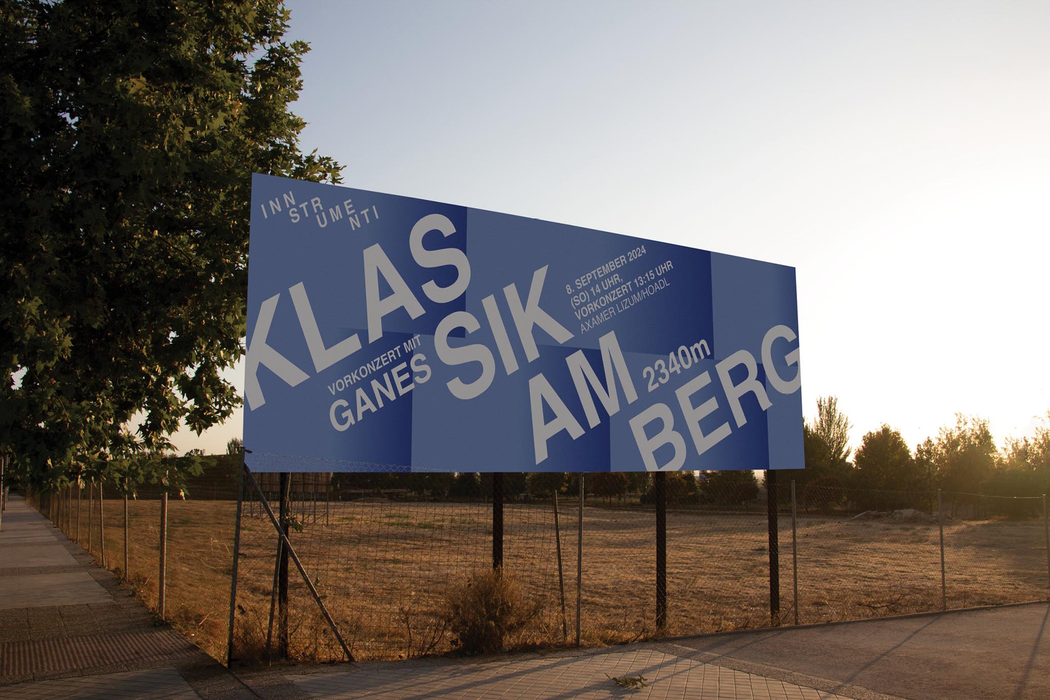 Billboard mit blauer Werbung für Klassikkonzert bei Sonnenuntergang.