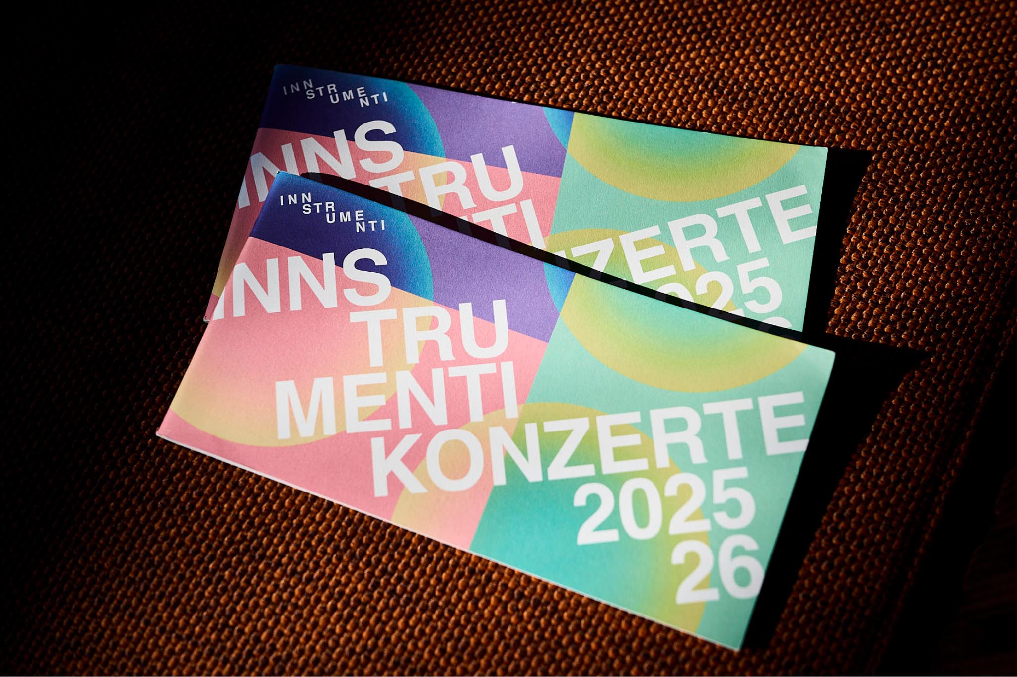Bunte Konzertflyer mit Aufschrift INNSTRUMENTI Konzerte 2025/26