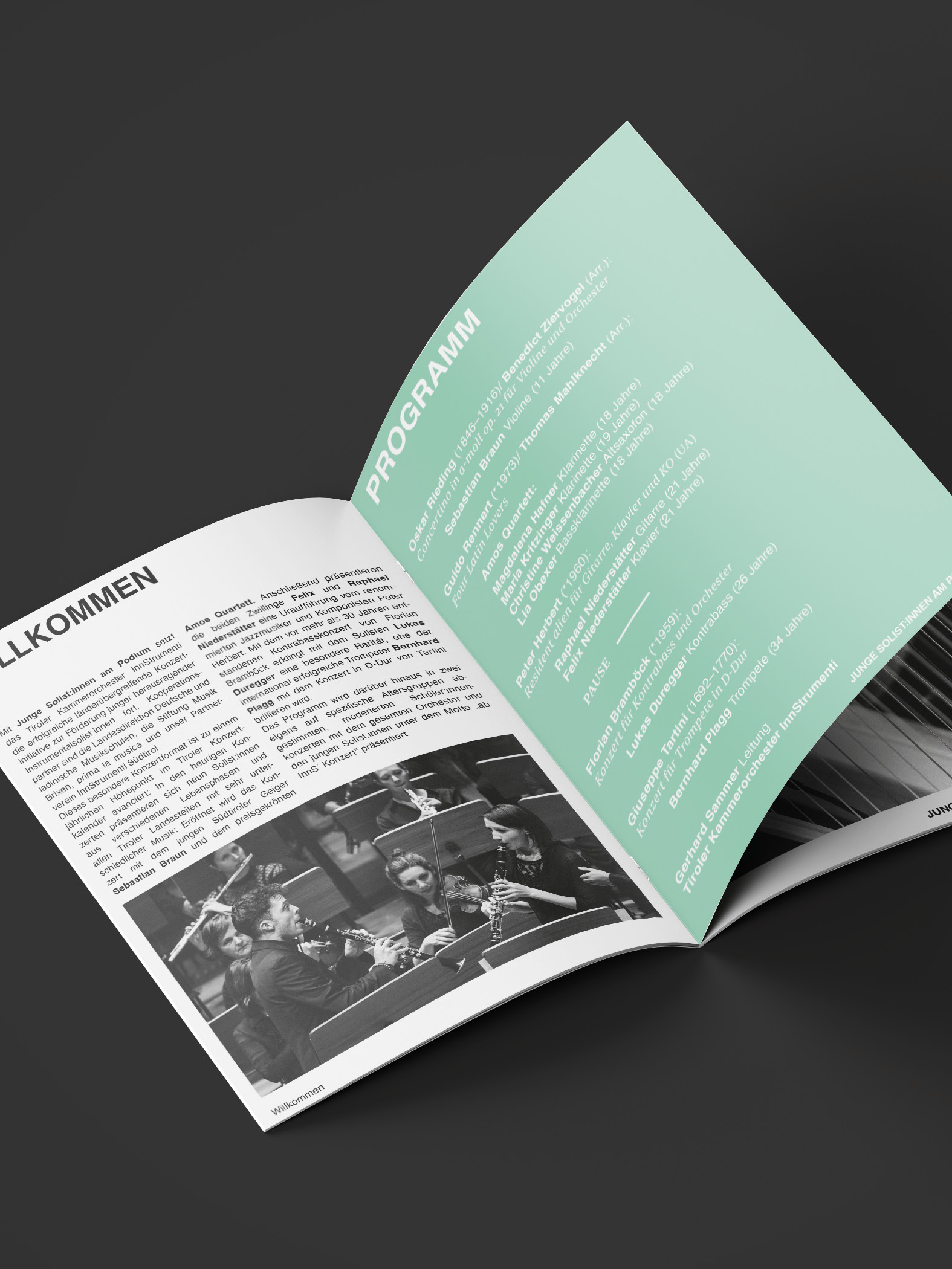 Offenes Veranstaltungsprogramm mit Text und Orchesterfoto.