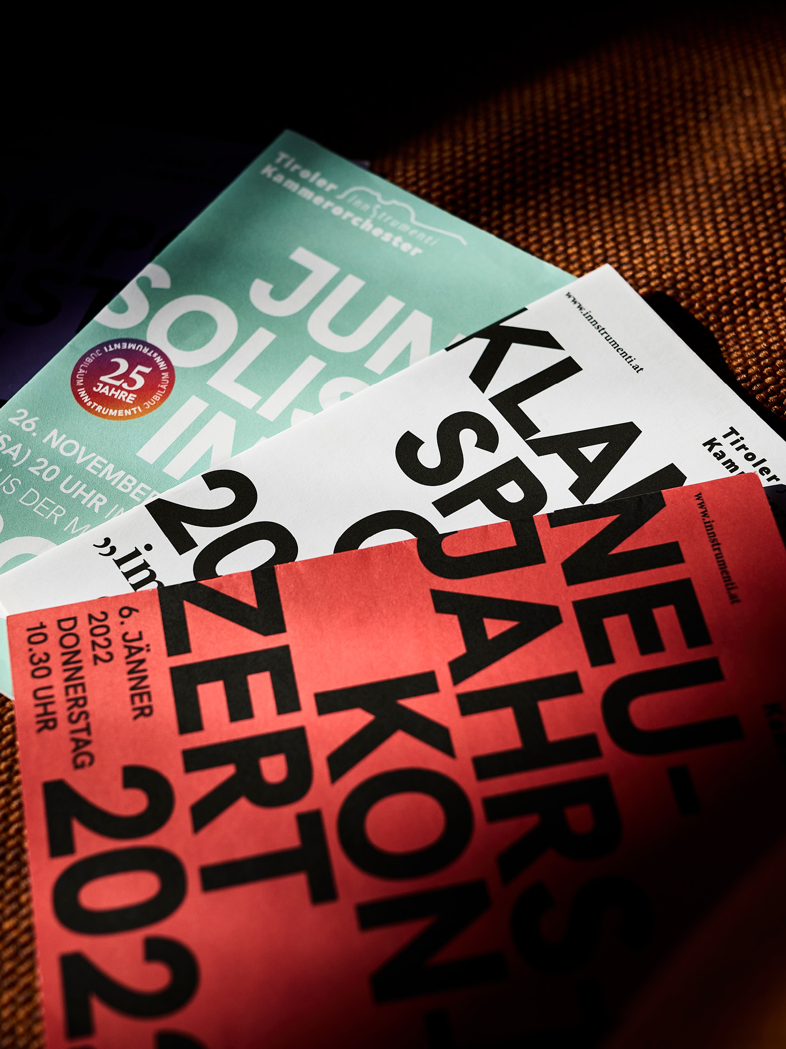 Nahaufnahme von Konzertplakaten in verschiedenen Farben