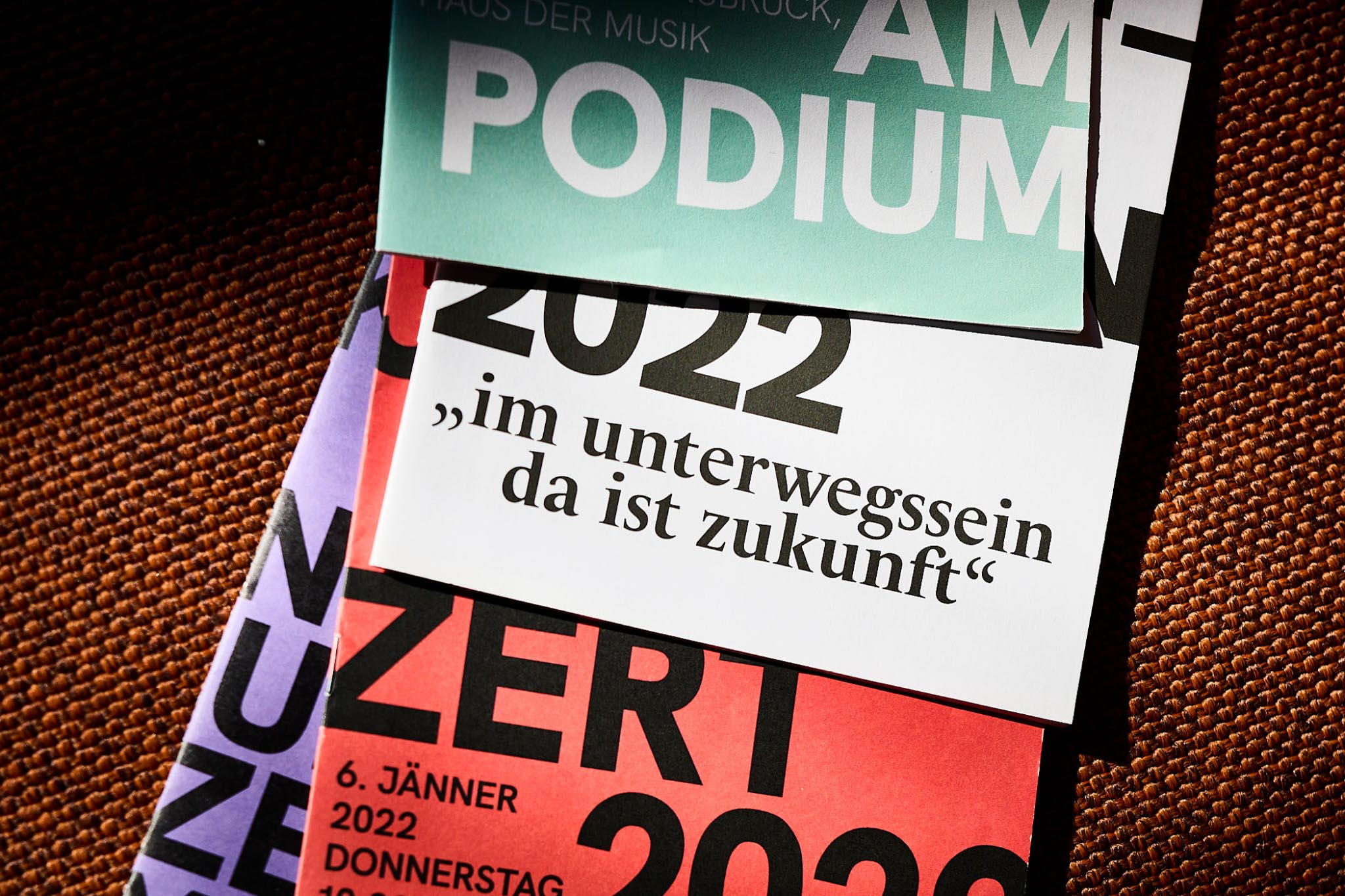 Plakate mit verschiedenen Farben und dem Text 'im unterwegssein da ist zukunft