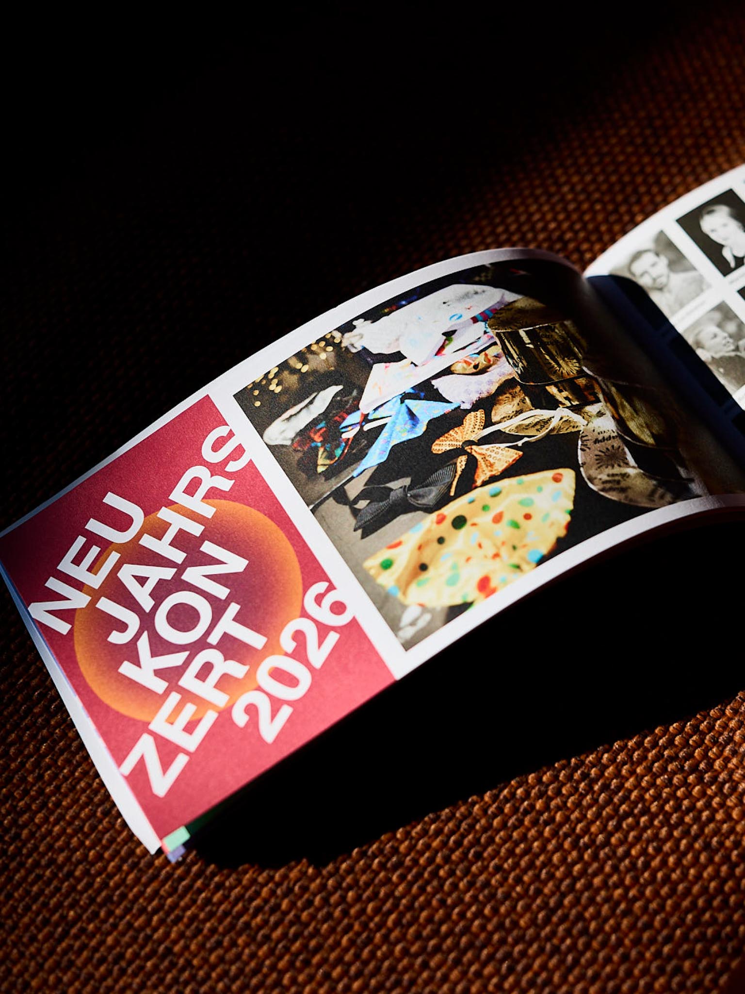 Magazinseite mit Neujahrskonzert 2026-Ankündigung, farbenfrohes Design
