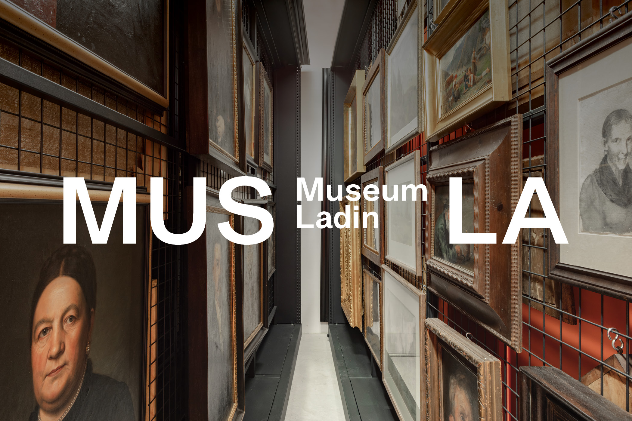 Gemäldegalerie mit Text 'Museum Ladin' über dem Bild.
