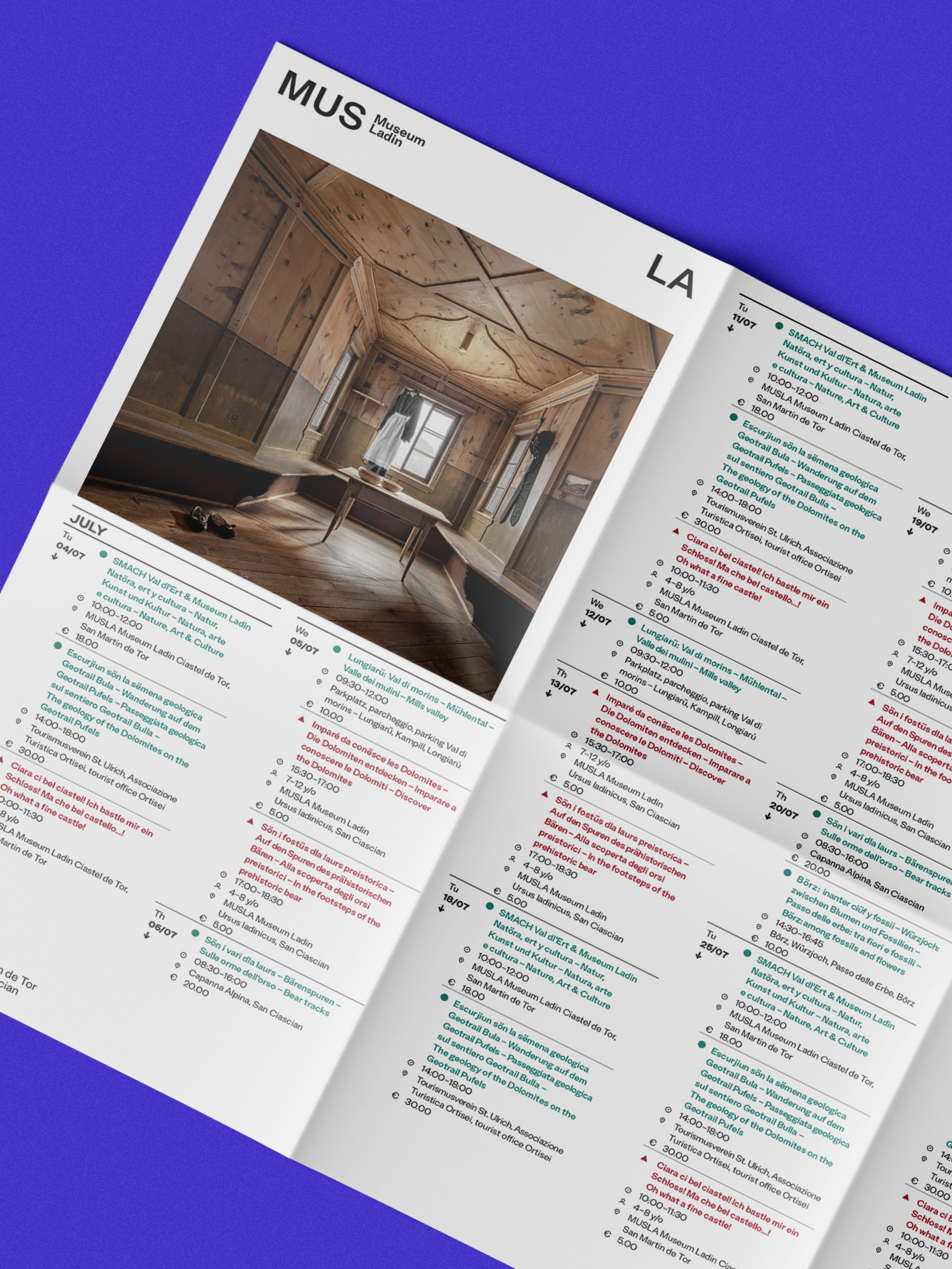 Kalenderbroschüre des Museums Ladin mit Innenraumfoto auf violettem Hintergrund