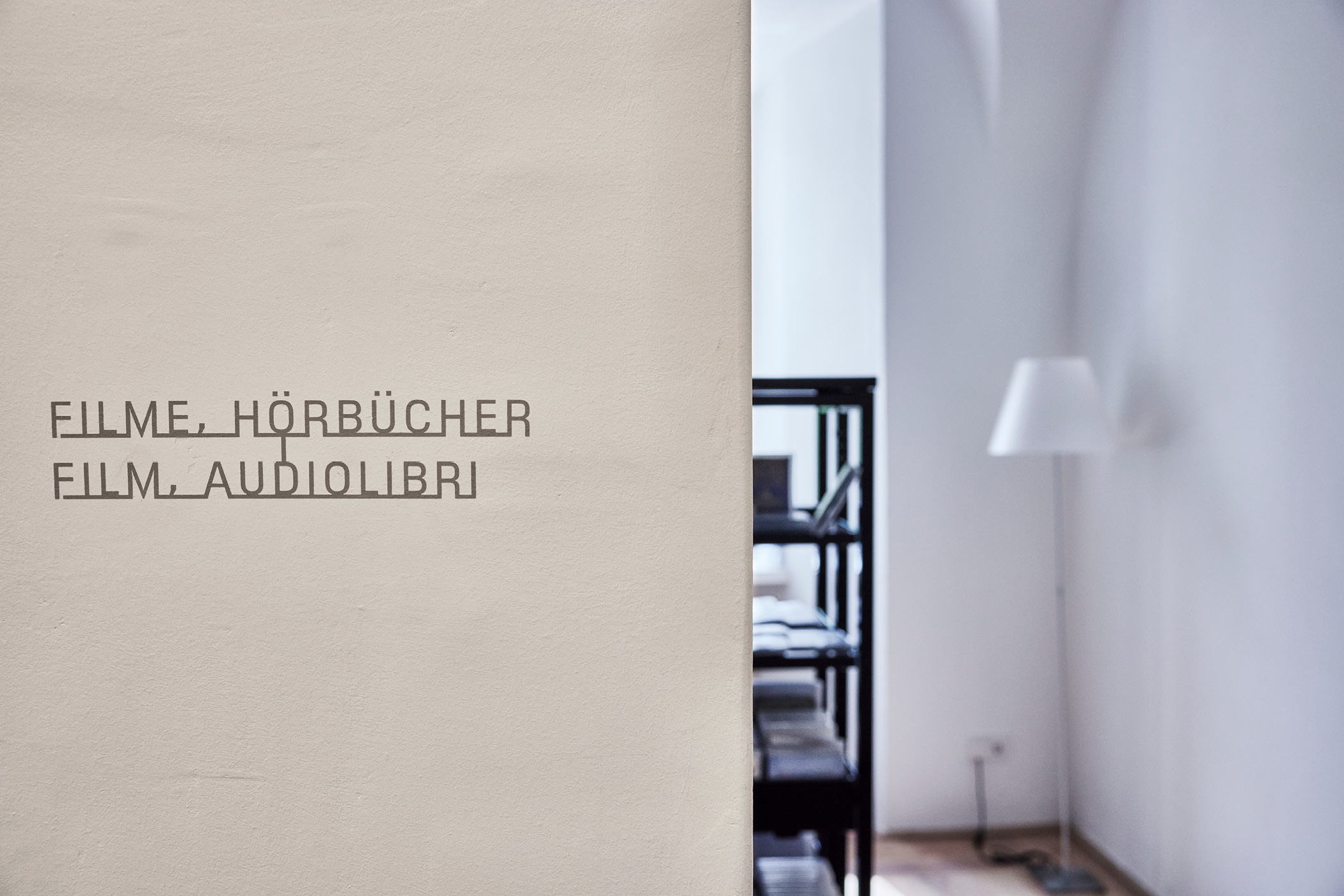Innenansicht der Stadtbibliothek Brixen, Fokus auf Wandtext