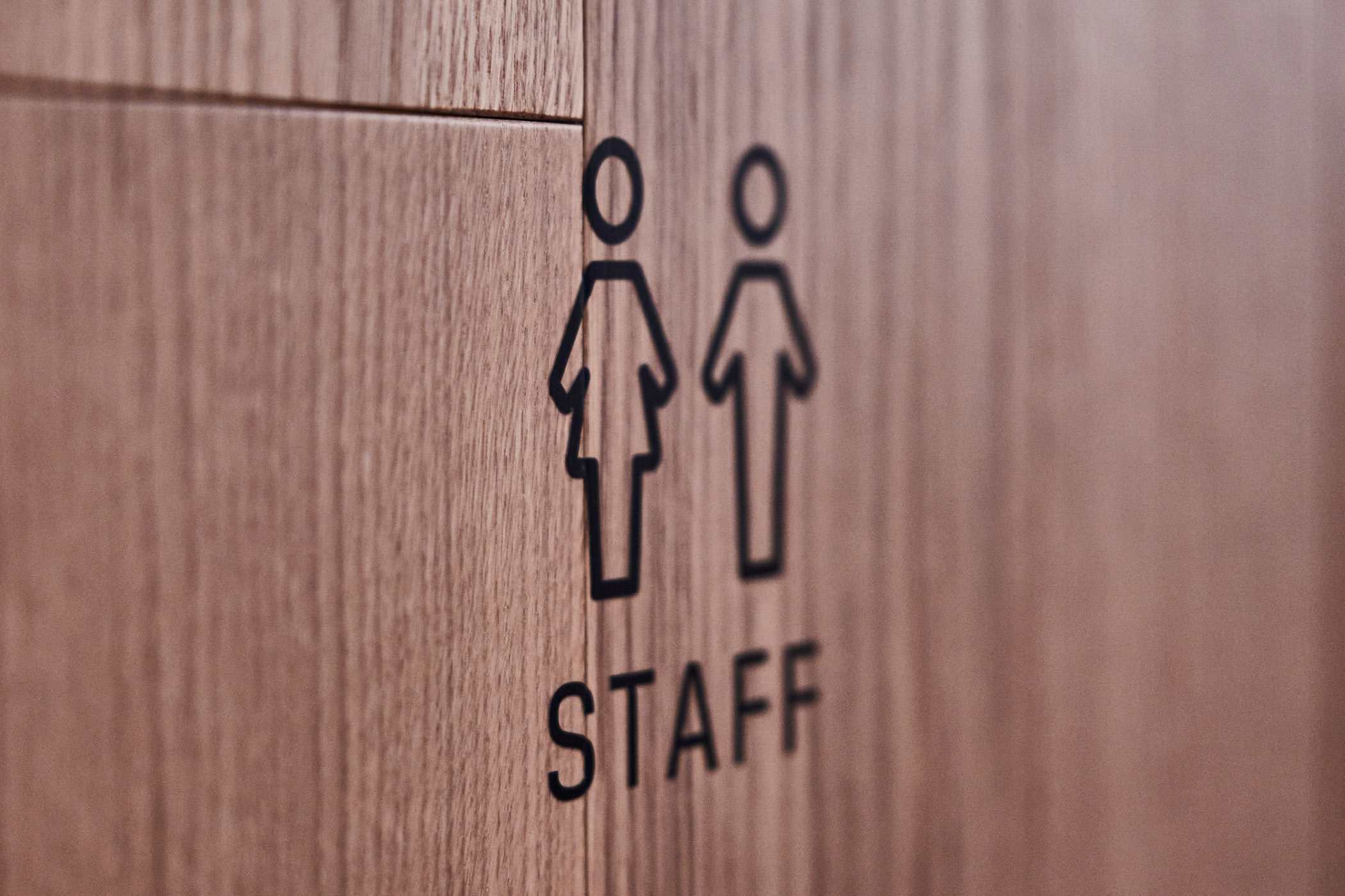 Piktogramme für Personal auf Holzwand