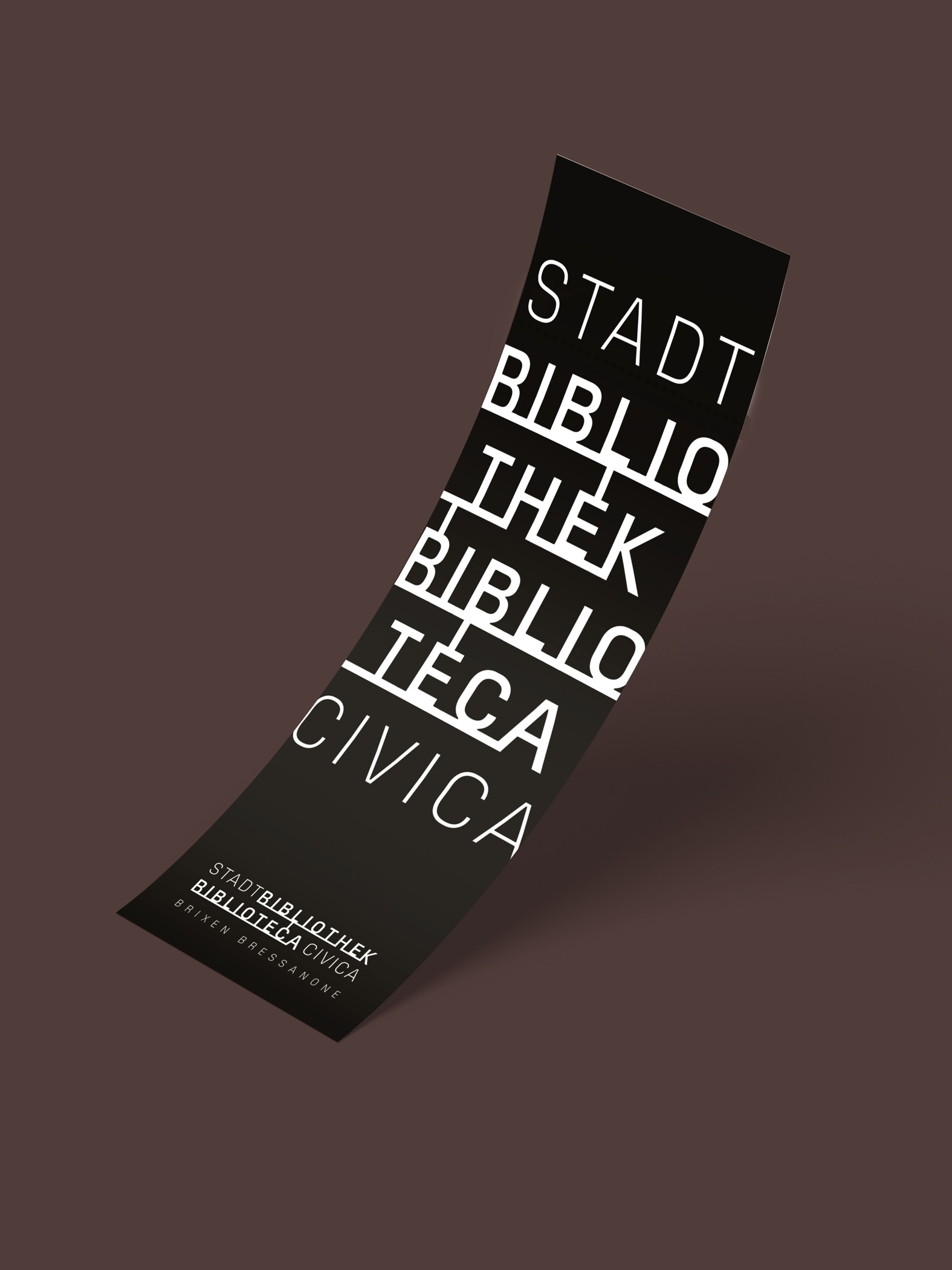 Schwarzes Plakat mit Text: Stadtbibliothek, Biblioteca Civica, Brixen Bressanone.