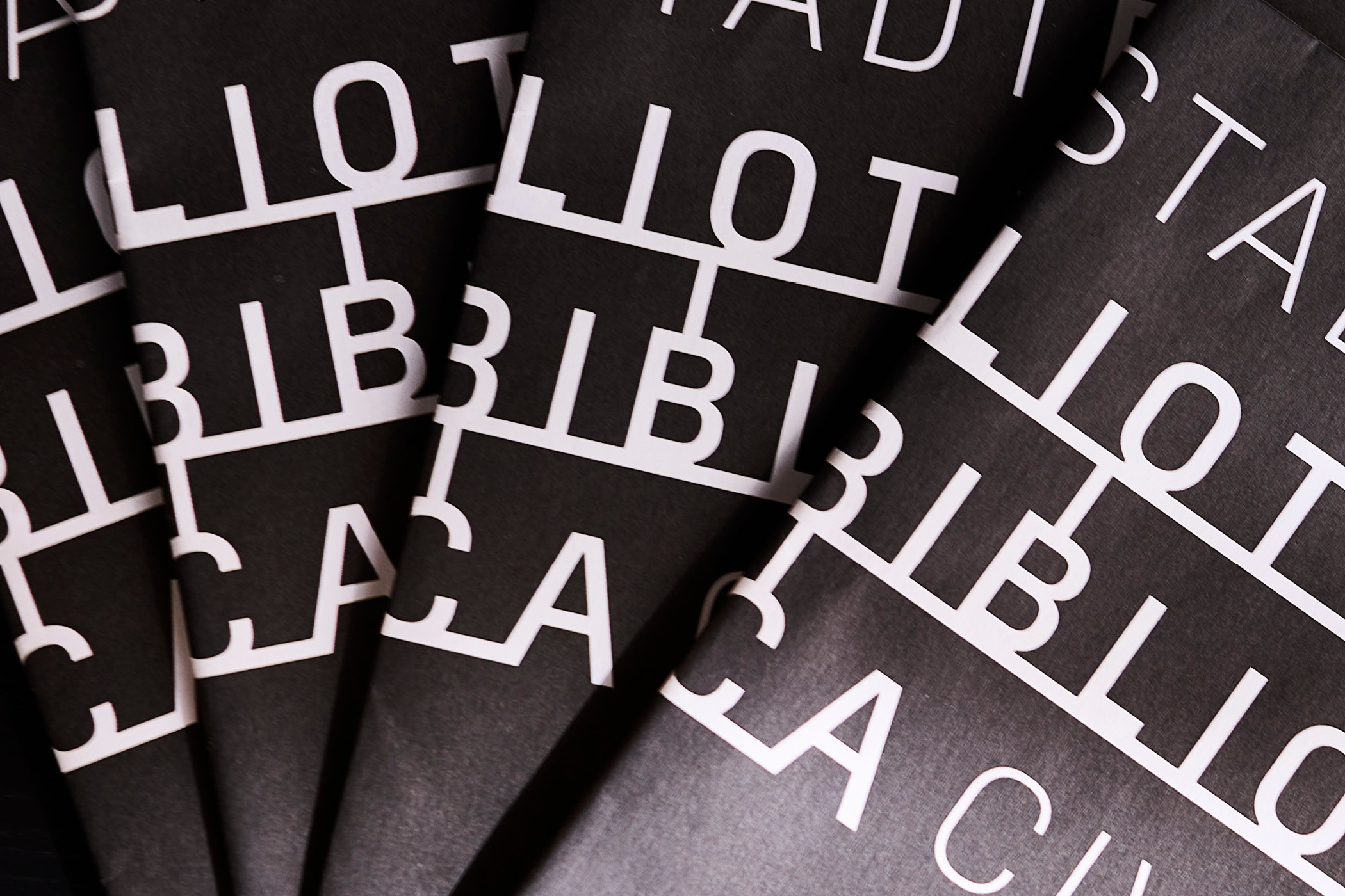Faltblätter mit Text Stadtbibliothek Brixen als Grafikdesign.